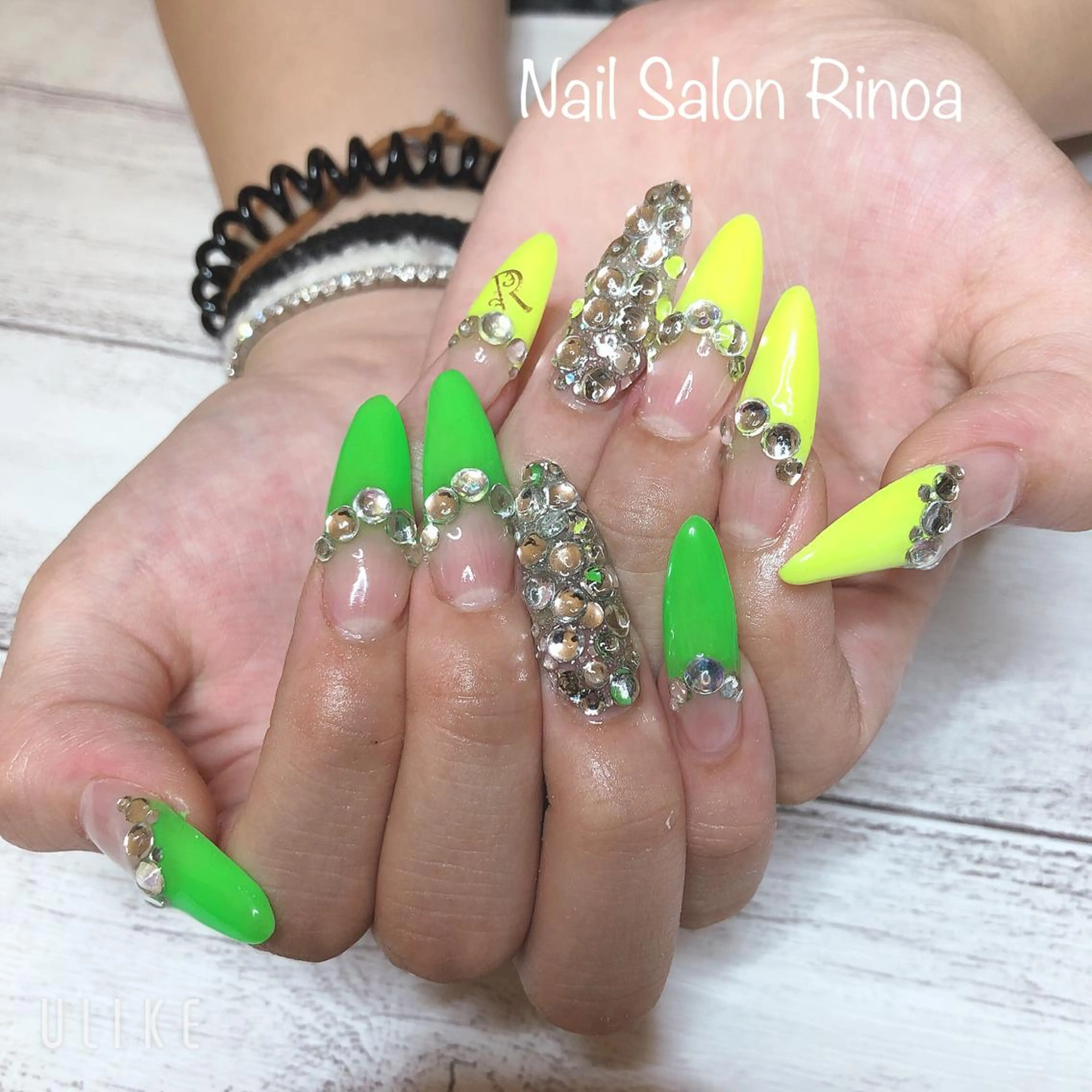 ネイル 持ち込み ストーンネイル Nail Salon Rinoaのネイルデザイン