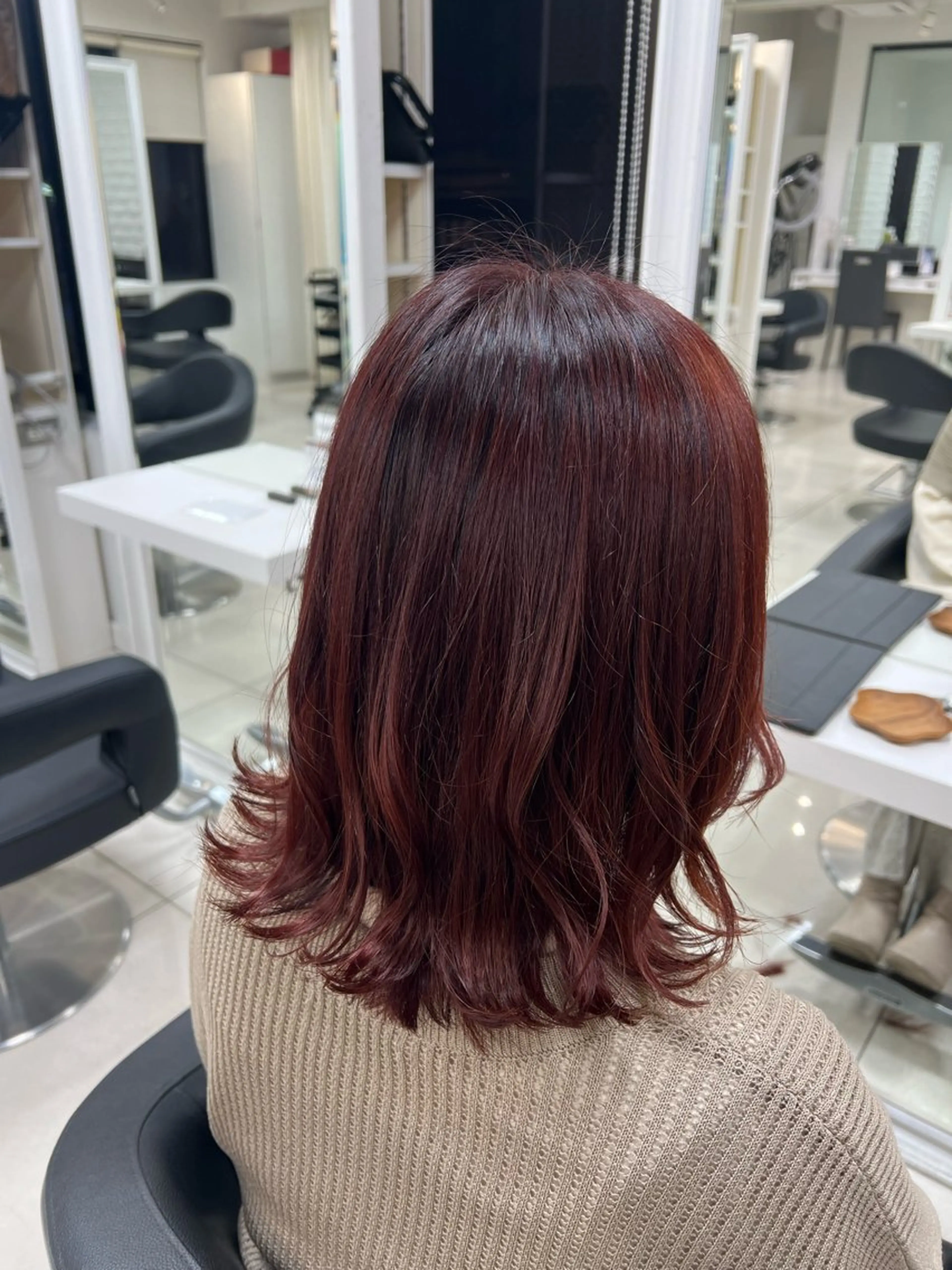 ミディアム カラー ボルドーカラー ボブ 外ハネヘア カット ヘアカラー 【暖色カラー特化】 中山由梨のヘアスタイル