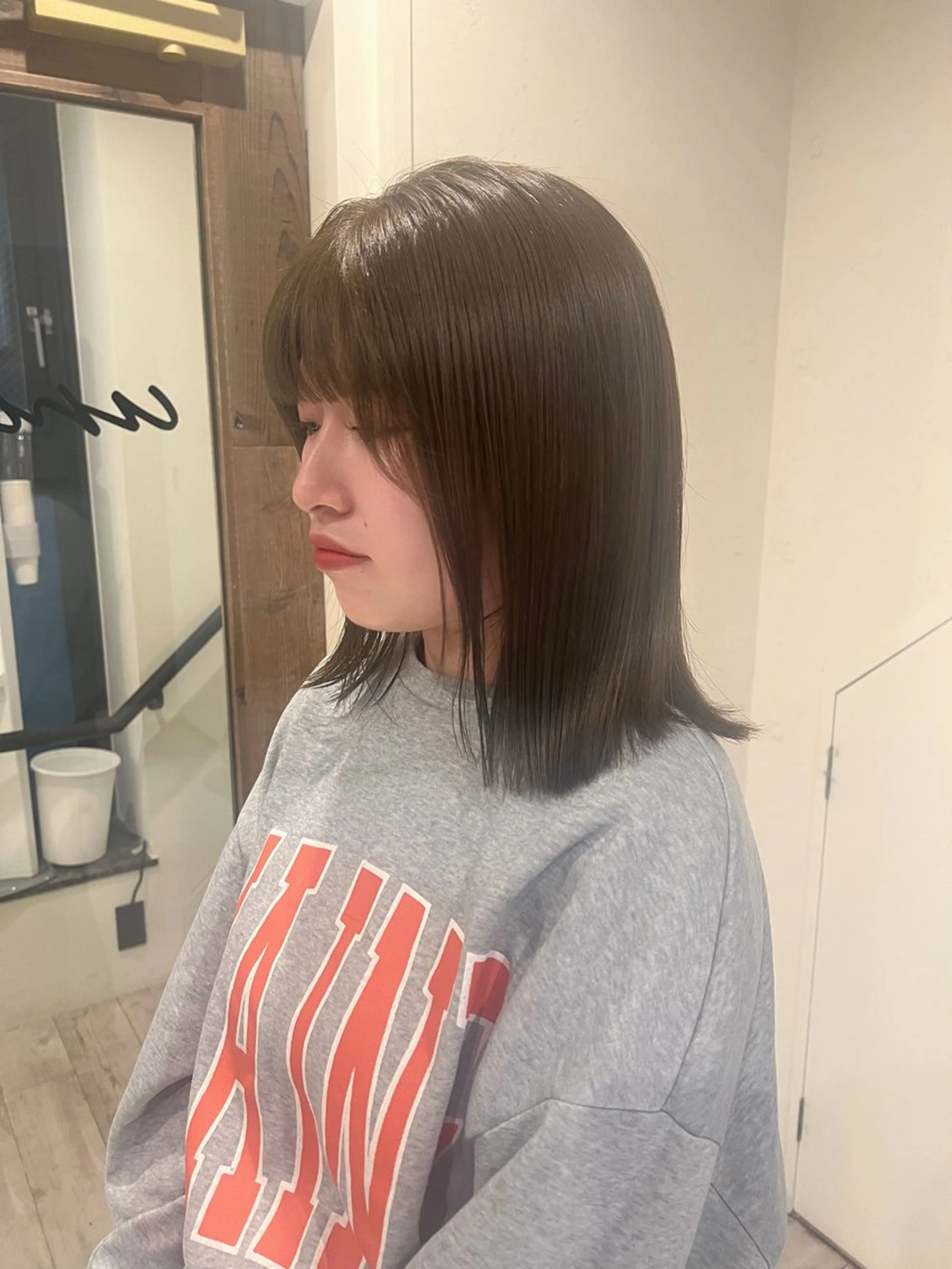 セミロング カラー ベージュカラー 透明感カラー オリーブベージュ ヘアカラー トリートメント 工藤 梨花のヘアスタイル