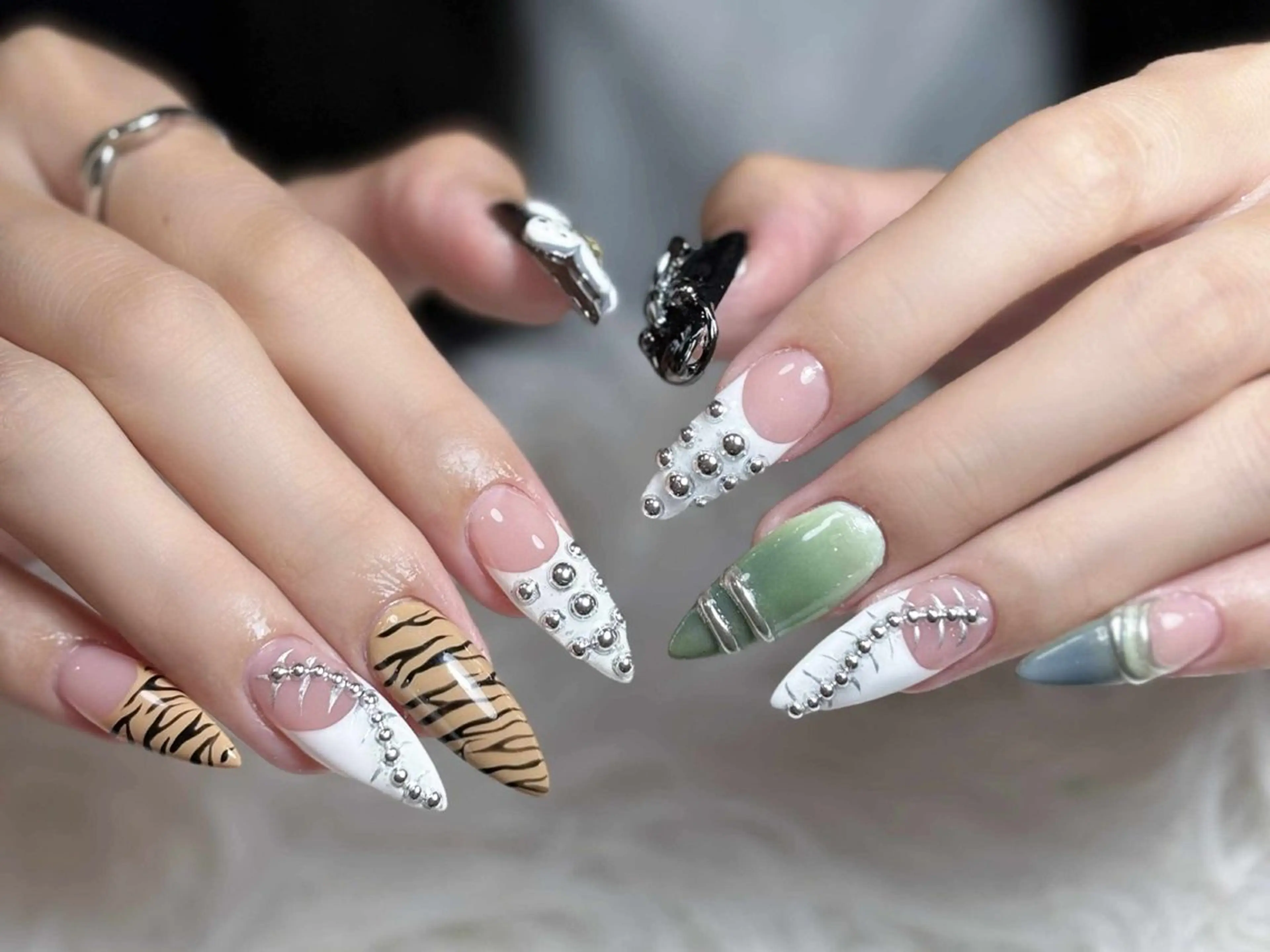 ネイル ボルドー ブラウン チークネイル ドット フットネイル Julli NailStudioのネイルデザイン