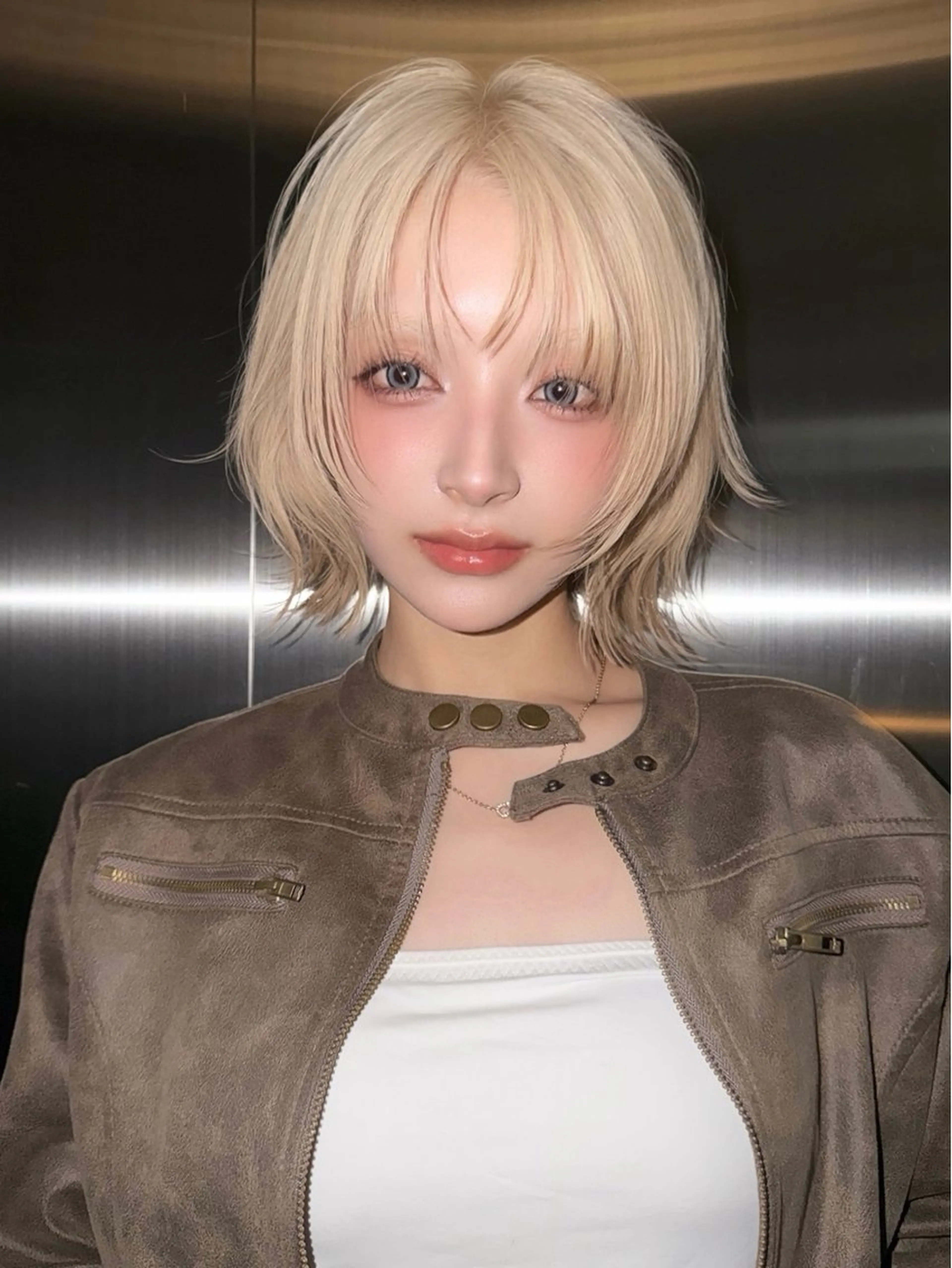 ミディアム カラー カット ヘアカラー トリートメント 抜きっぱなしブロンド /ハイトーン/カナタのヘアスタイル