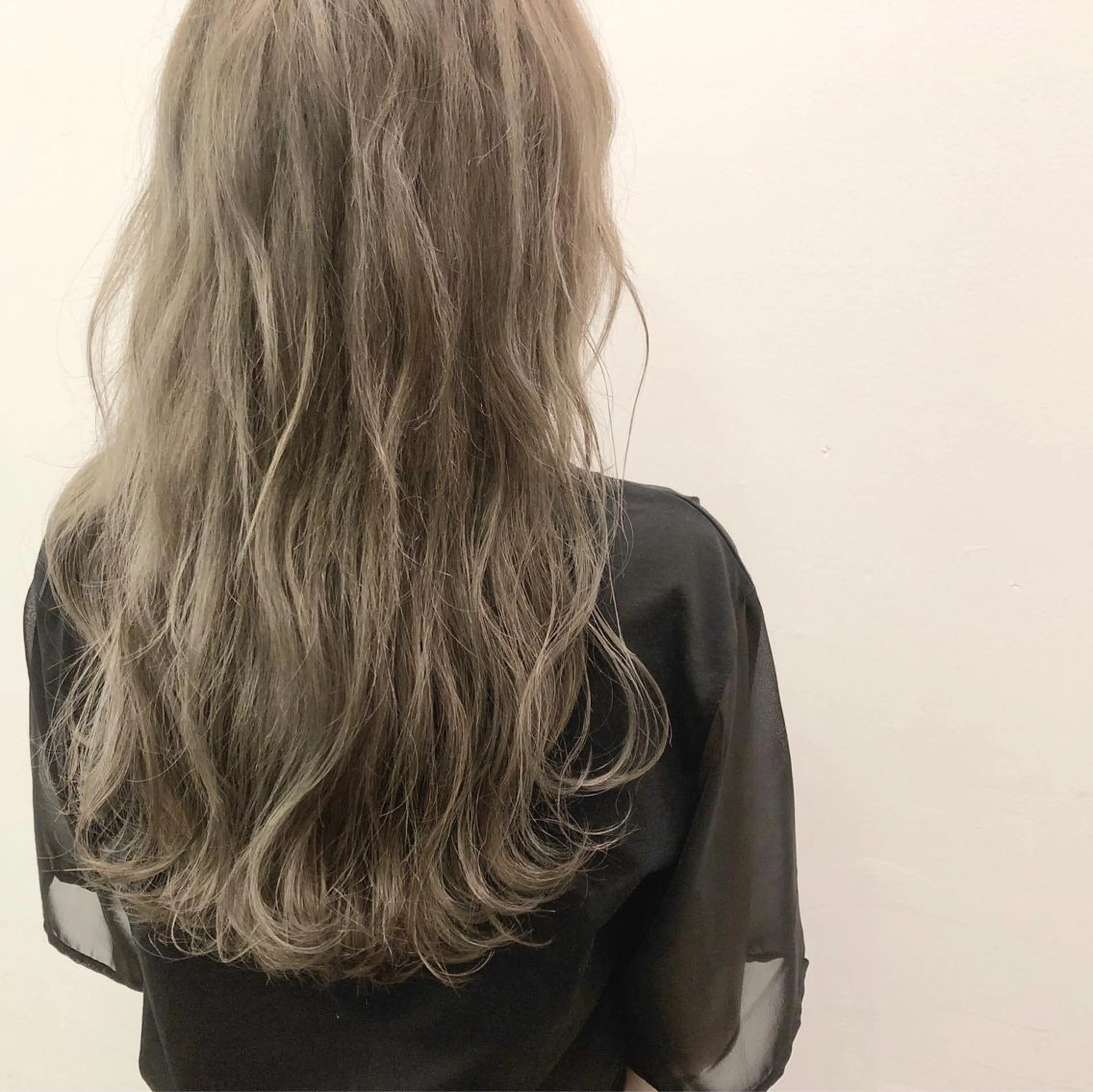 カラー グレージュ ミルクティーグレージュ メンズ レイヤー ウルフ 弓木啓輔のヘアスタイル