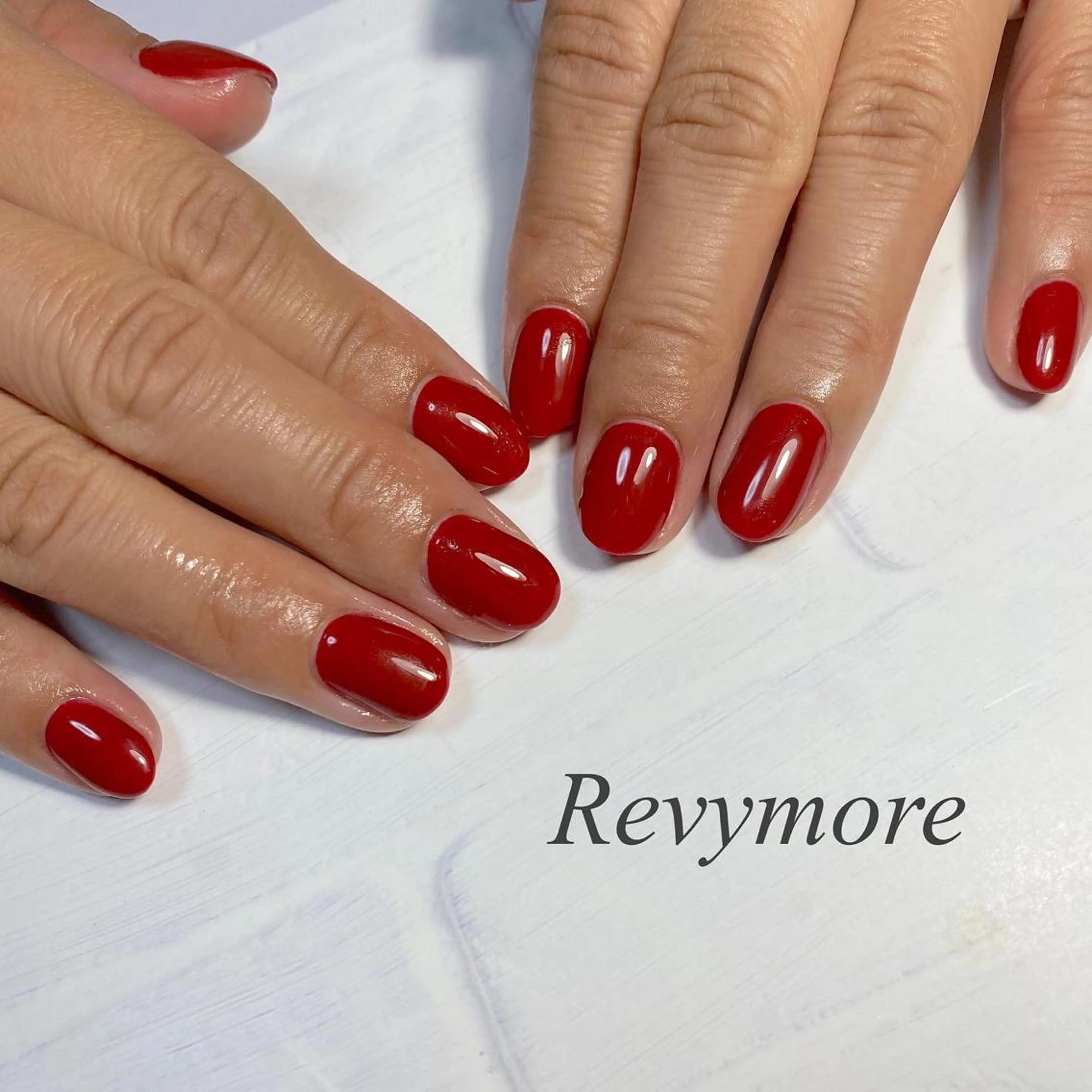 ショート ネイル 韓国風ヘア ボルドー ジェルネイル キラキラネイル 韓国ネイル nail salon Revymore所属・nail salon Revymoreのネイルデザイン