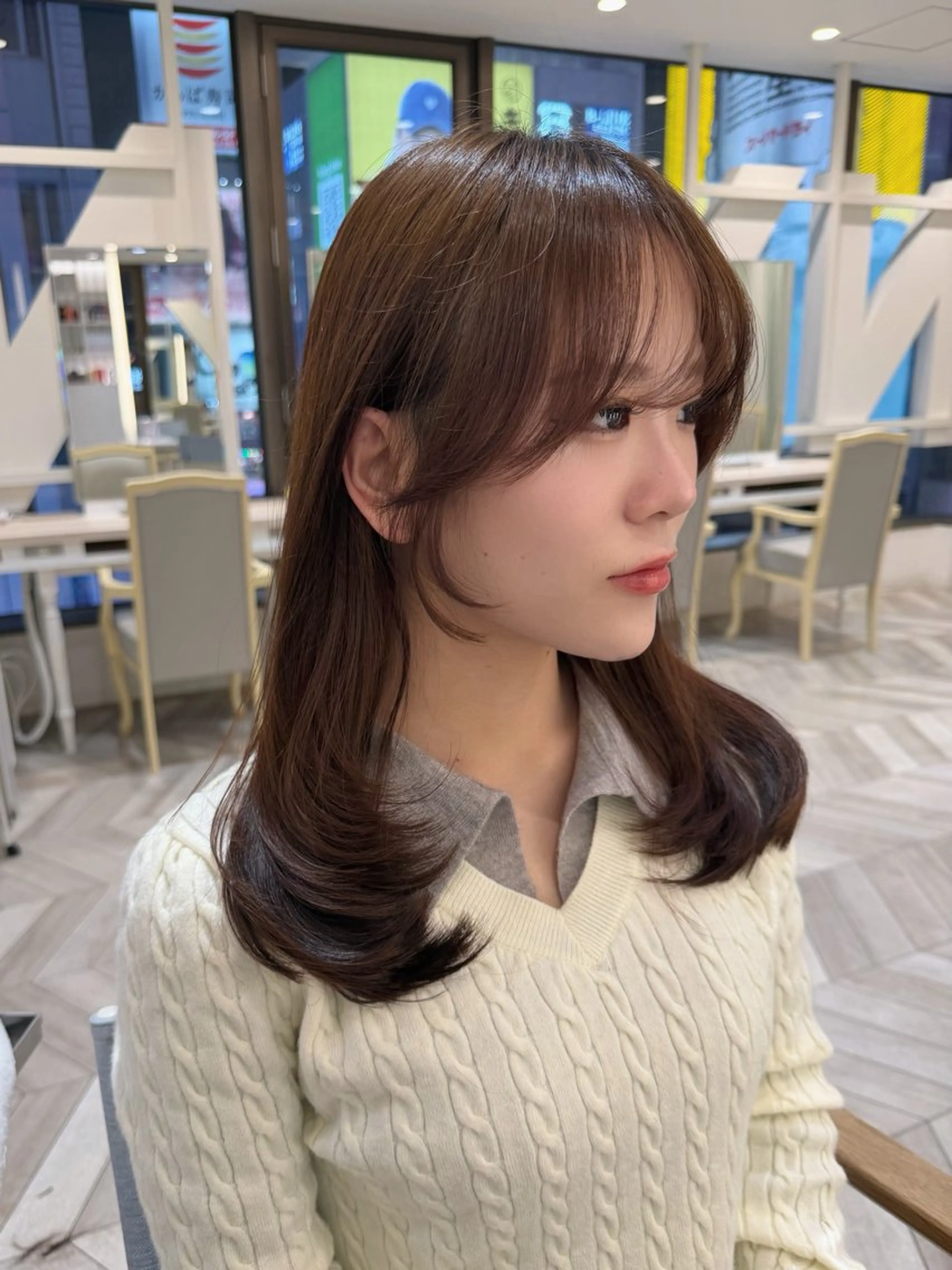 ミディアム ミディアムレイヤー レイヤーカット おくれ毛 サイドバング 小顔カット カット トリートメント 小顔レイヤー/ ベージュ🤍Rieのヘアスタイル