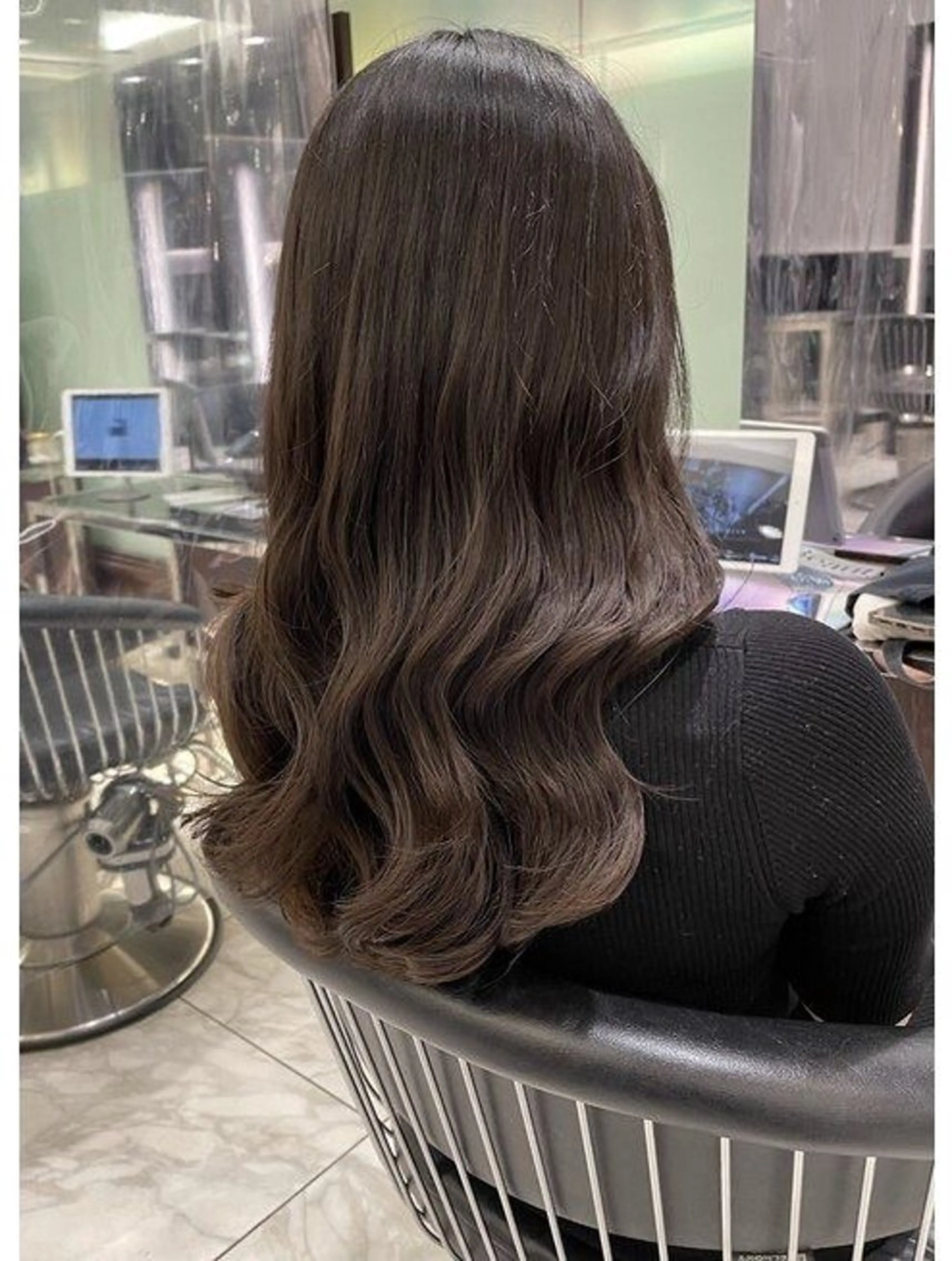 ロング パーマ 曲がる縮毛矯正 センターパートのヘアスタイル