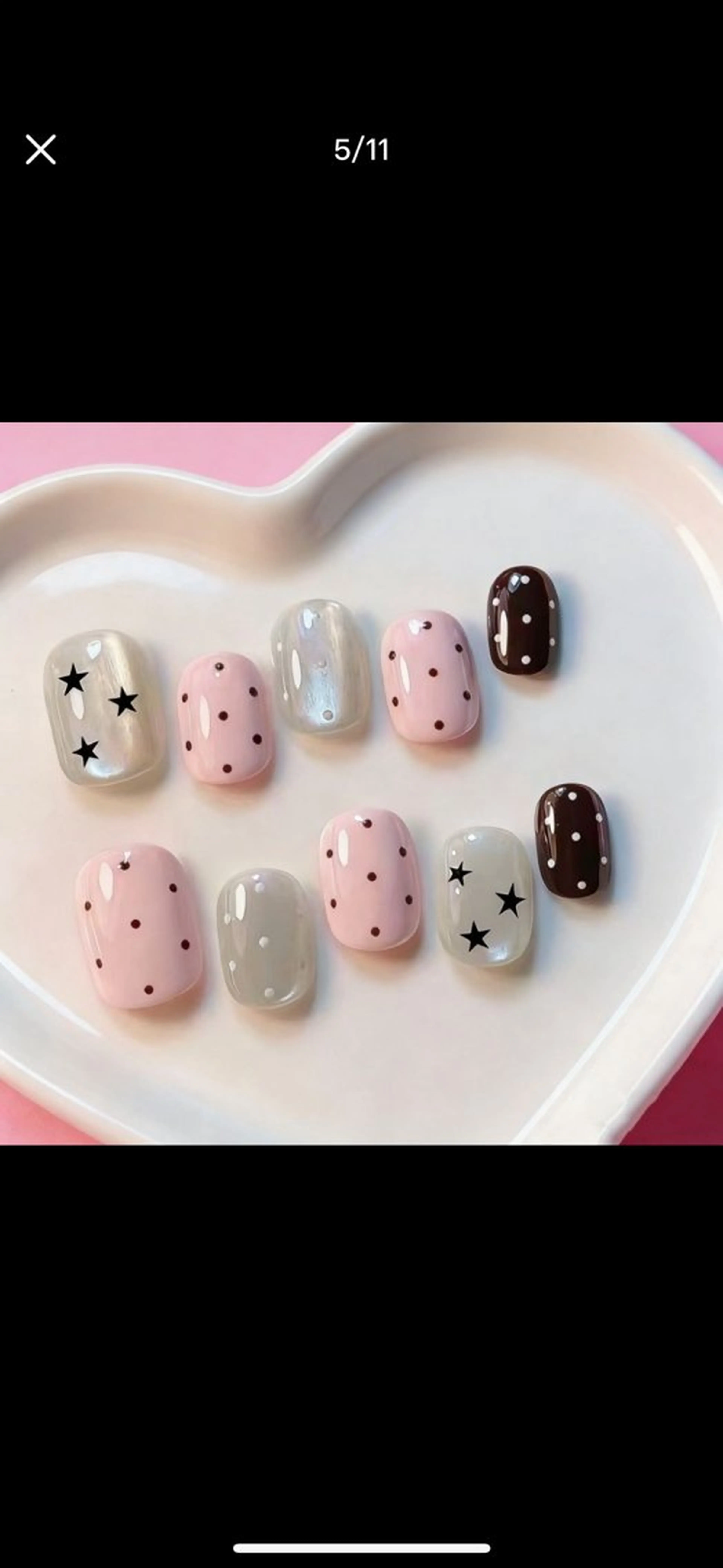 ピンクとブラウンの水玉×星柄キャッツアイネイルの写真