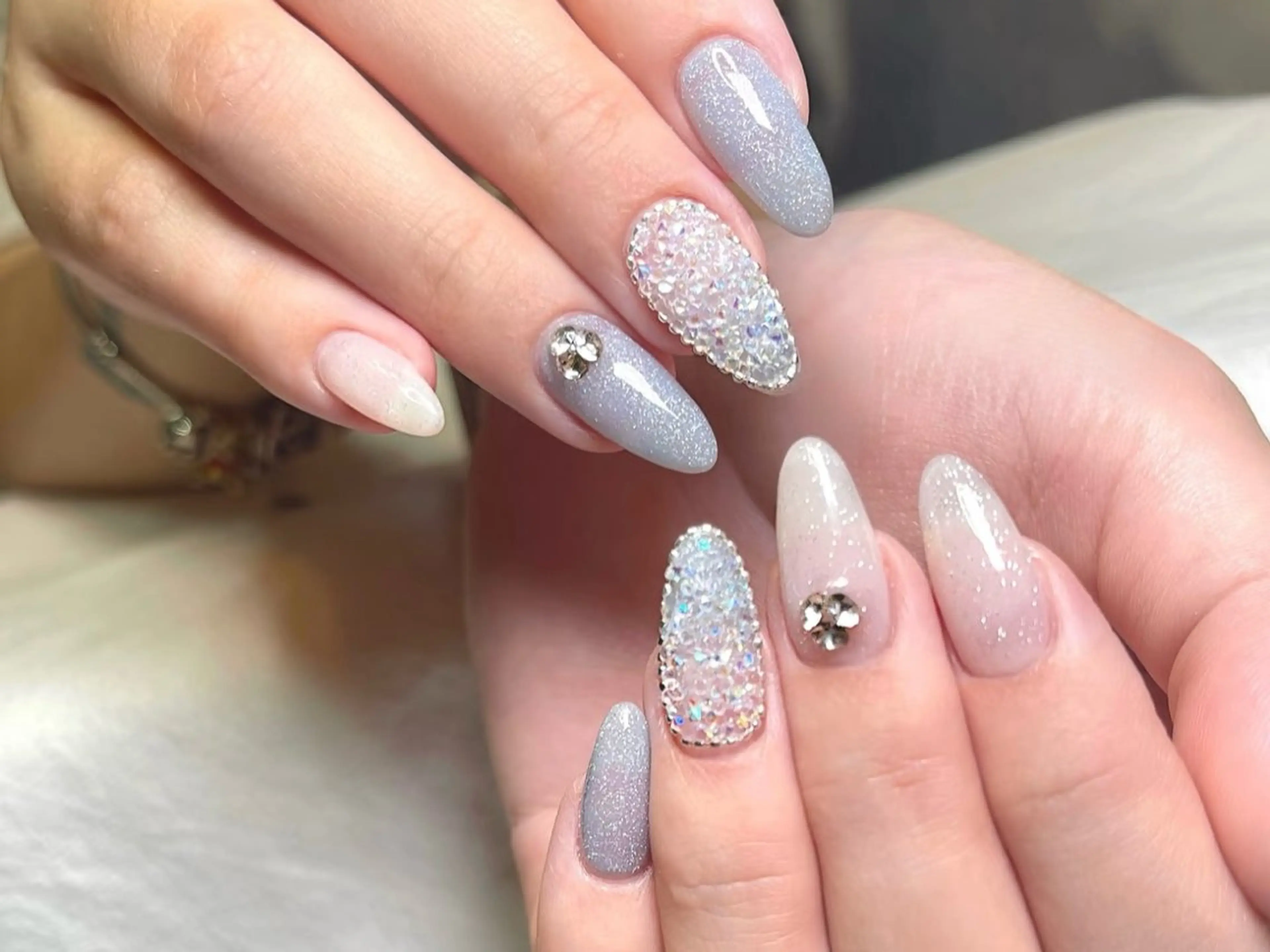 ピクシーネイル＋Vカットストーンの写真