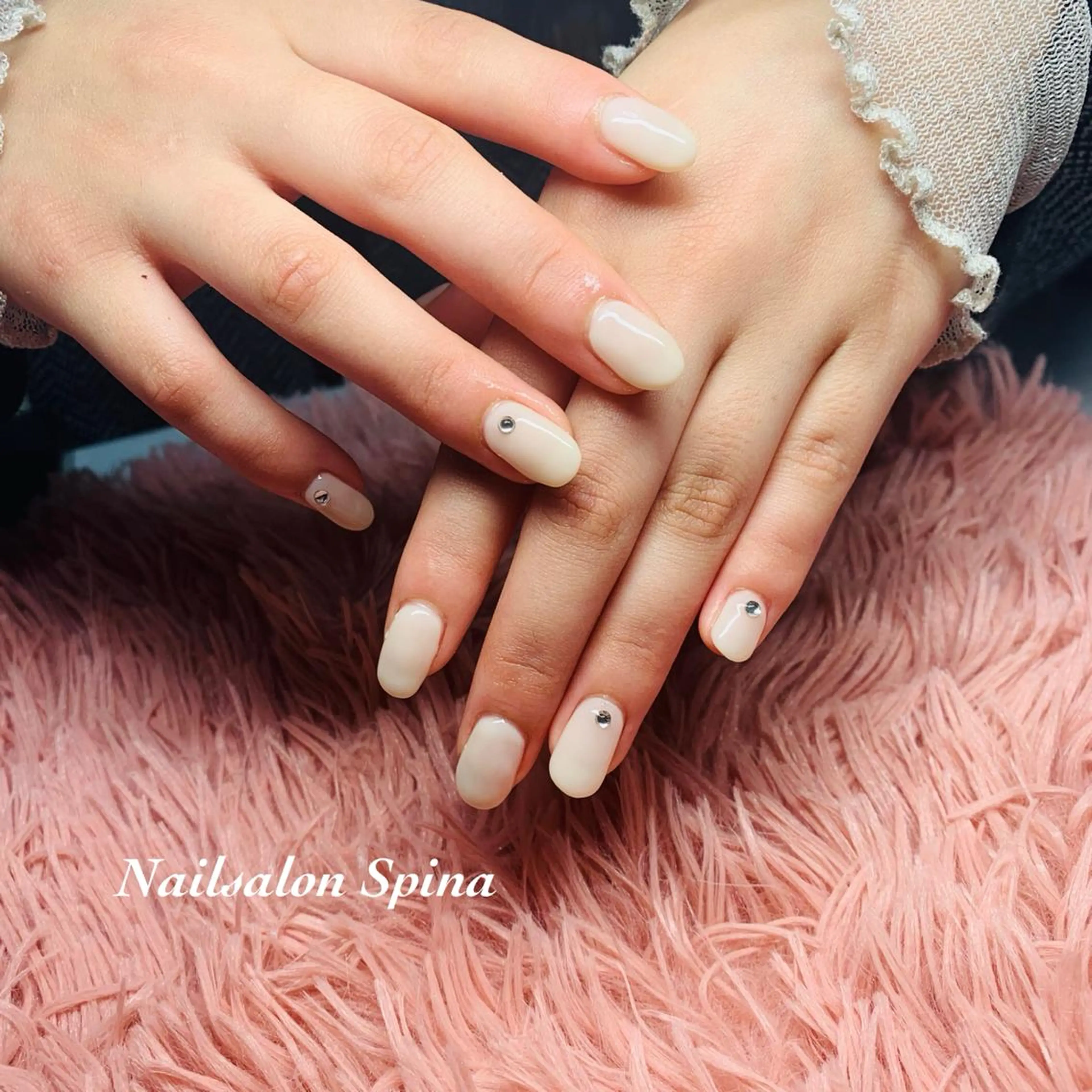ネイル アートネイル ジェルネイル ワンカラーネイル シンプルネイル ストーンネイル Nail&Eye Spina 琴美のマツエク・マツパデザイン