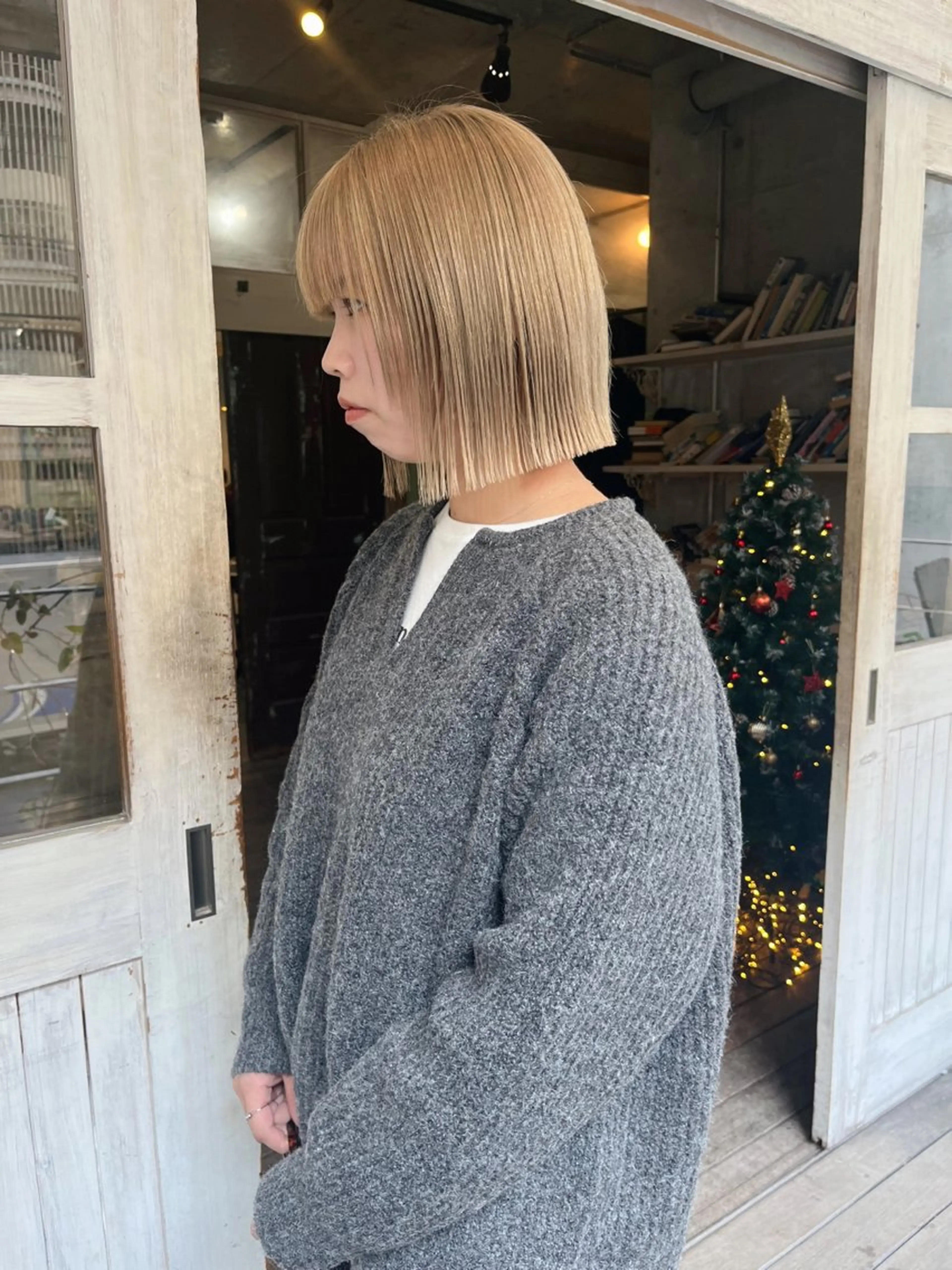 ミディアム カット ヘアカラー トリートメント ハイトーン/顔まわり レイヤー/YUKAのヘアスタイル