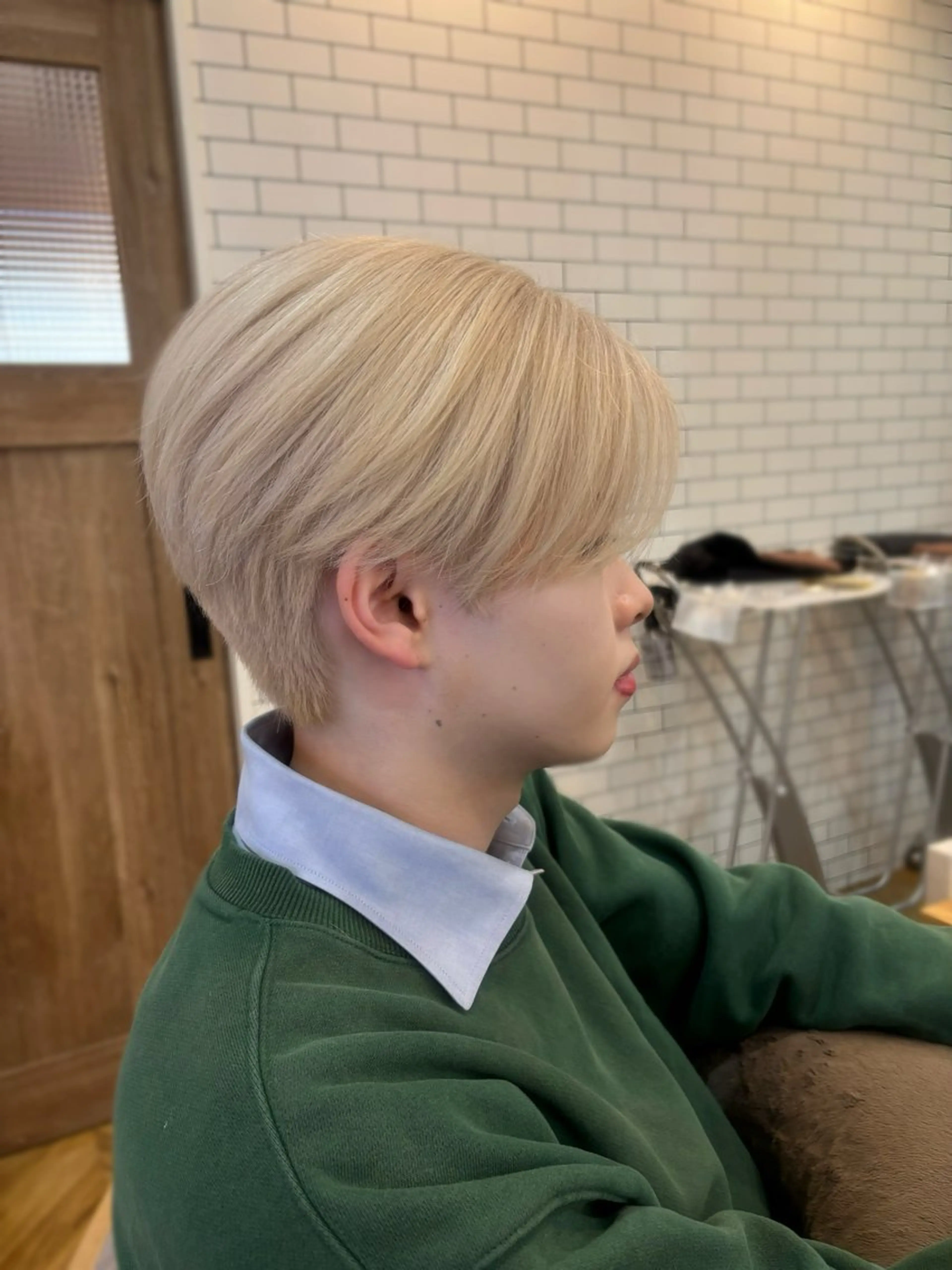 ショート カラー メンズ メンズブリーチ メンズハイトーン メンズ韓国風 ベージュカラー ブリーチ ヘアカラー 肌に馴染むハイトーン /ミルクティーカラーのヘアスタイル