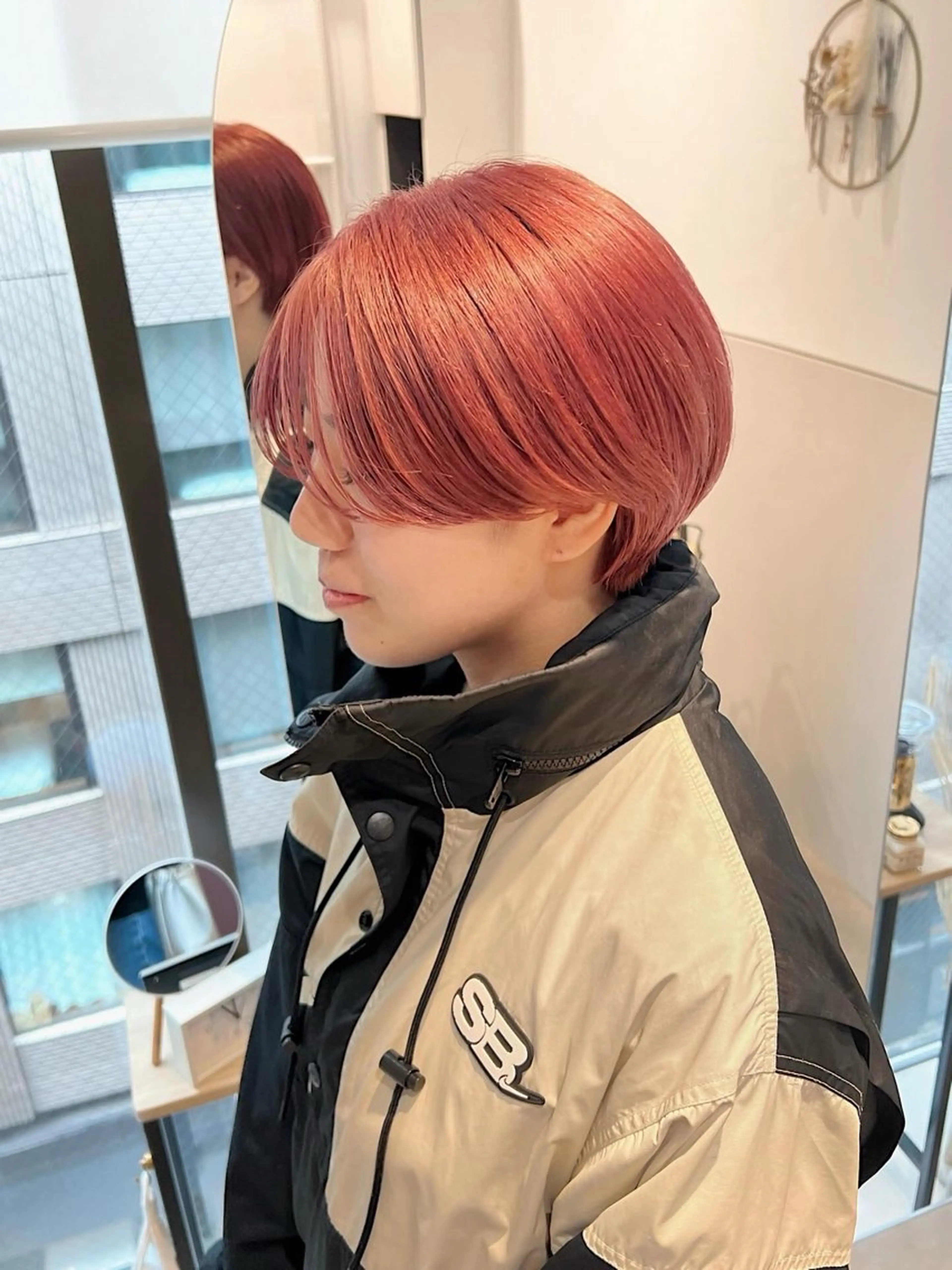 ショート カラー ベージュカラー ブリーチ オレンジ オレンジベージュ ピンクカラー 泉 愛美のヘアスタイル