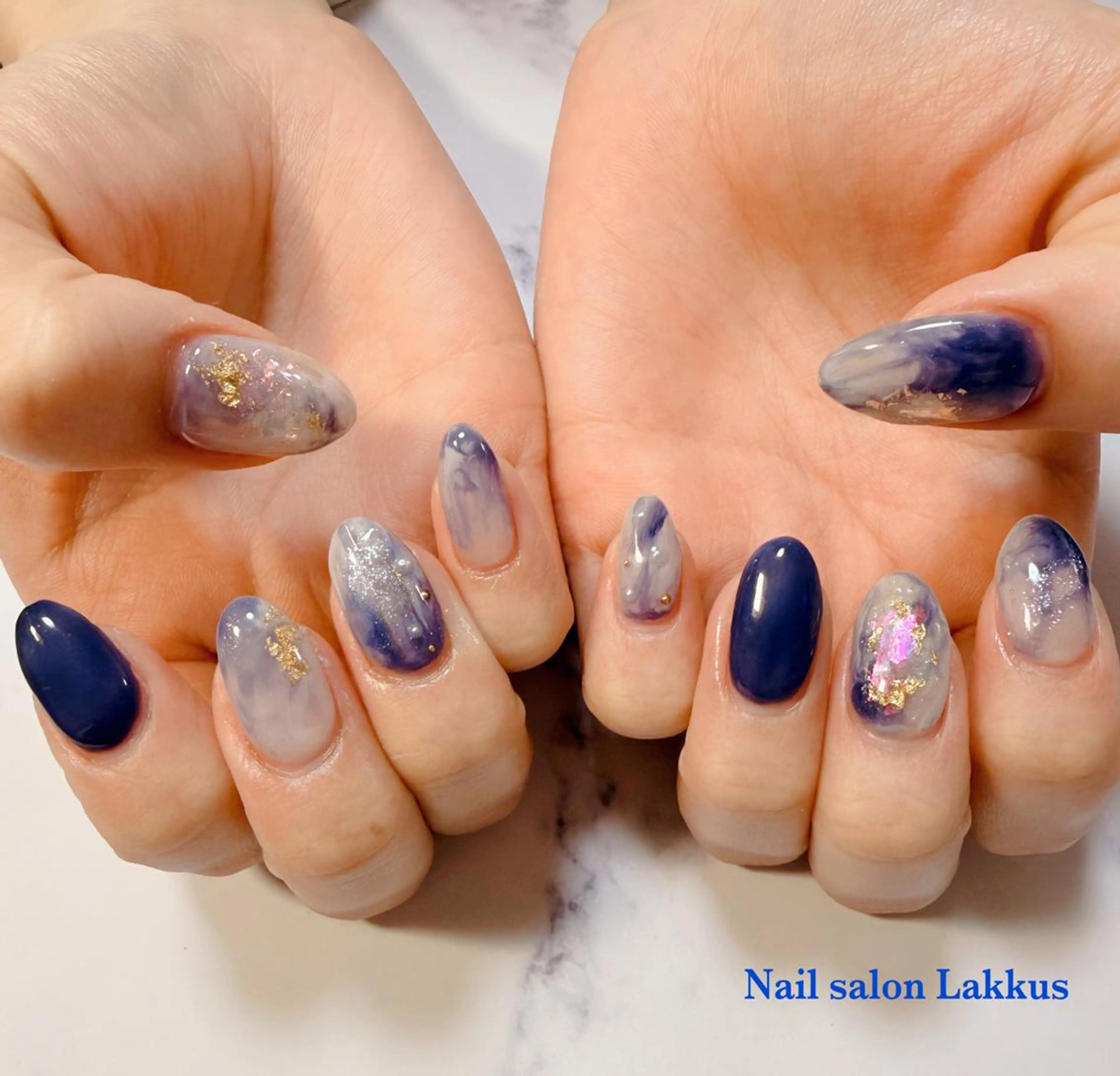 ネイル ネイビー ニュアンスネイル Lakkus T－CHIのネイルデザイン