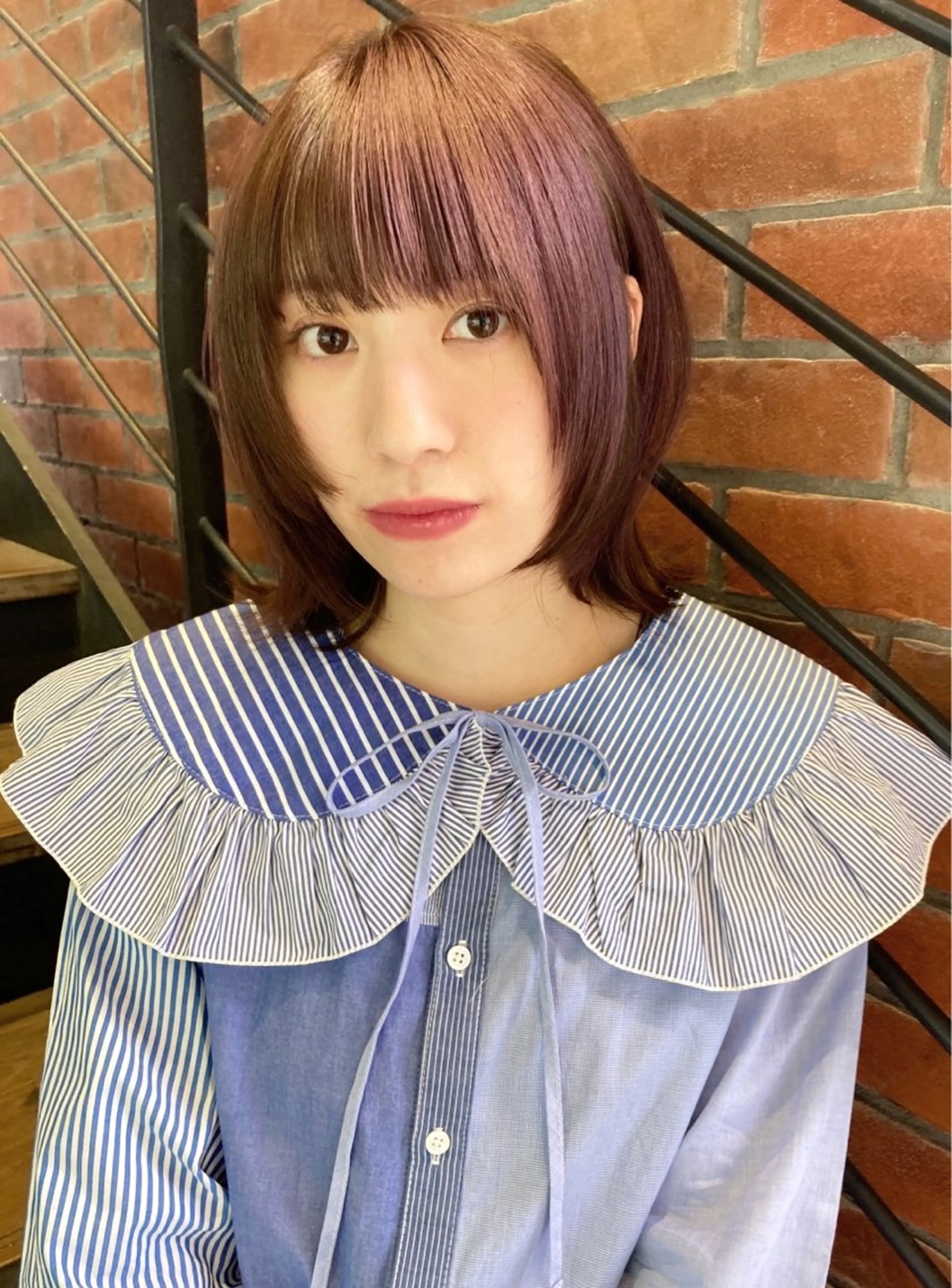 ミディアム パープルカラー くびれヘア レイヤーカット 外ハネヘア カット ヘアカラー トリートメント エクステ ヘッドスパ ヘアセット あやかショート 白髪ぼかしのヘアスタイル