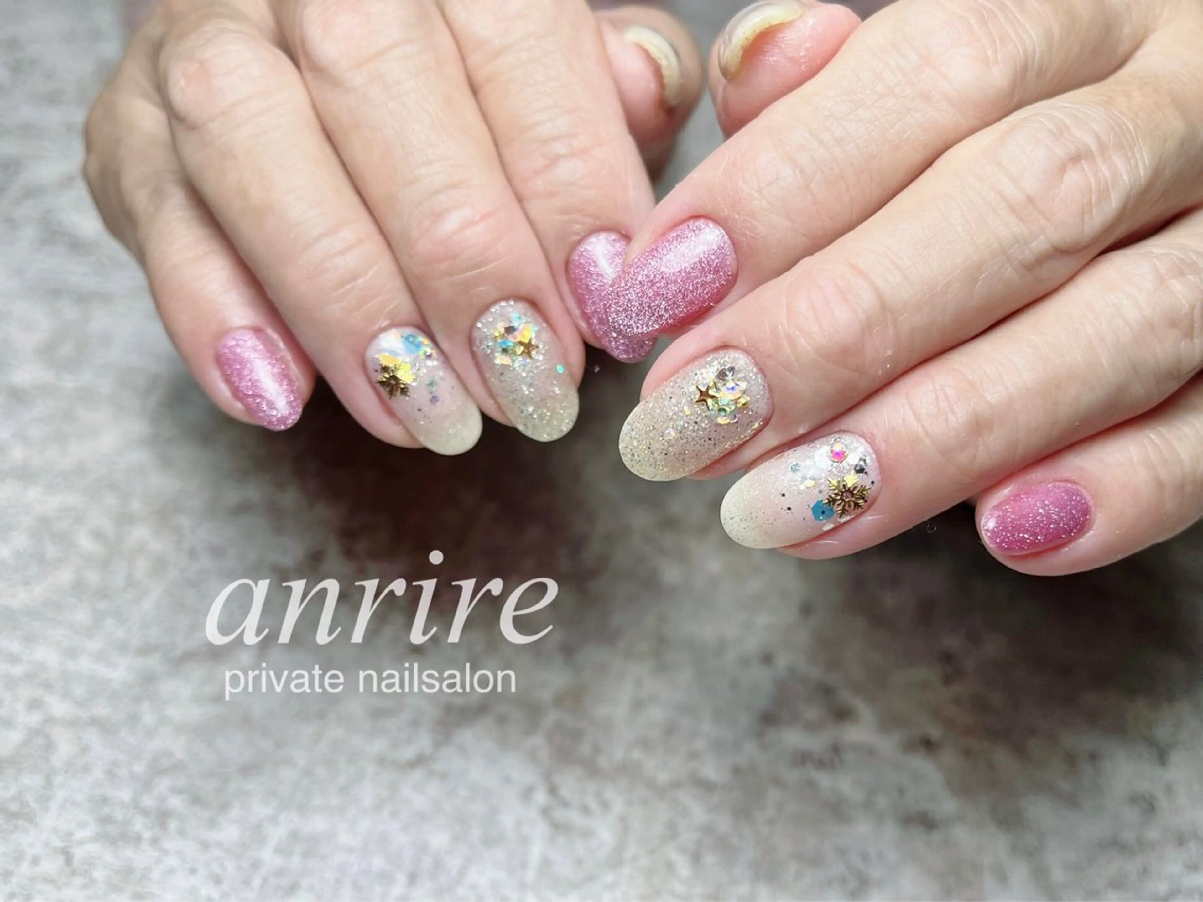 ネイル キラキラネイル ラメ(グリッター) マグネットネイル ピンク ホワイト ハンドネイル nailsalon anrireのネイルデザイン