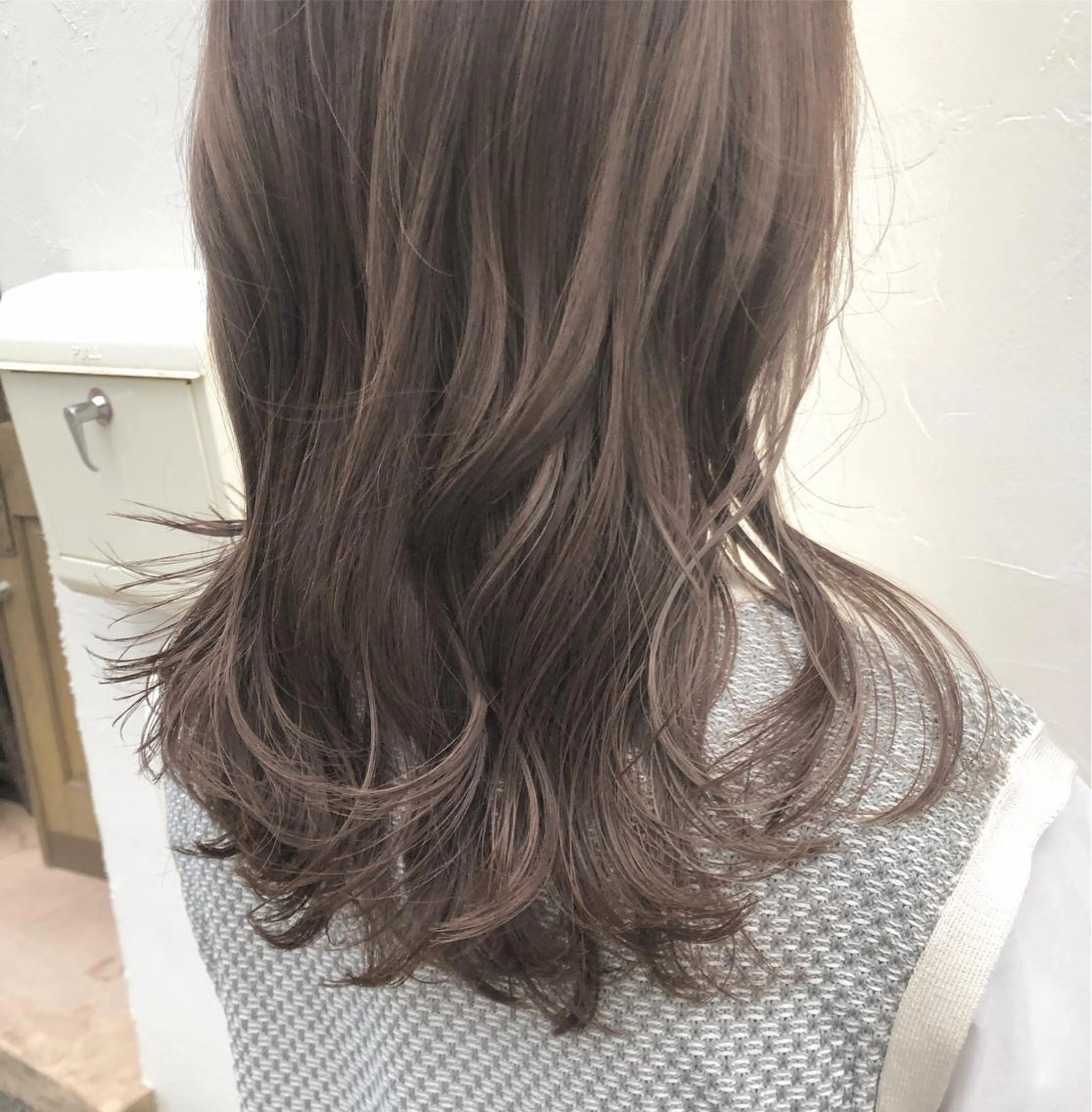 セミロング カラー パーマ ヘアアレンジ グレージュ ハイライトカラー ハイライト レイヤーカット ヘアカラー トリートメント 【ツヤ髪美容師】 ツダケイスケのヘアスタイル