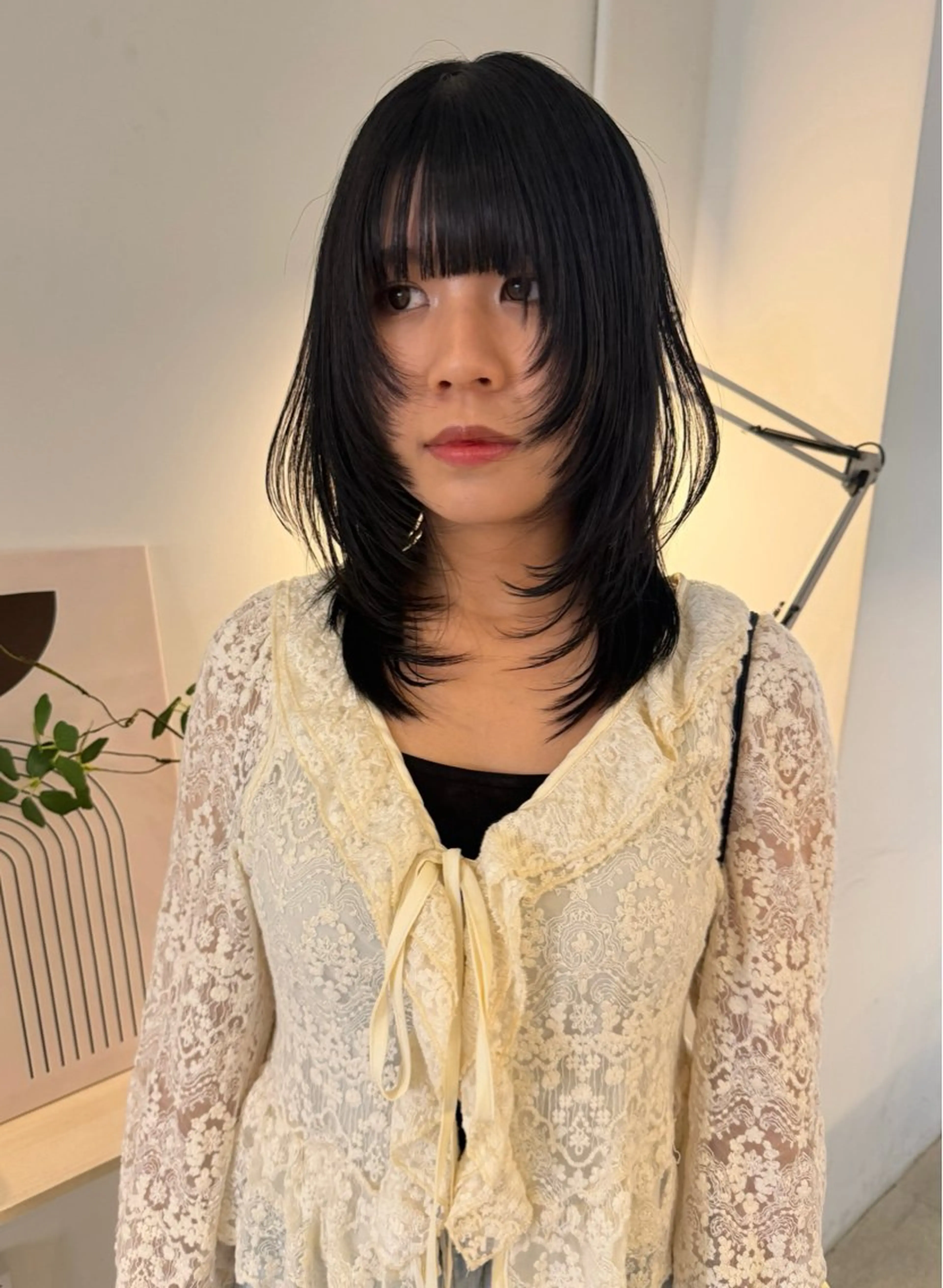 ミディアム カラー くびれヘア 顔まわりレイヤー ハッシュカット ハイレイヤー ヨシンモリ カット ヘアカラー トリートメント MIU/ルーツカラー 顔まわりレイヤーのヘアスタイル