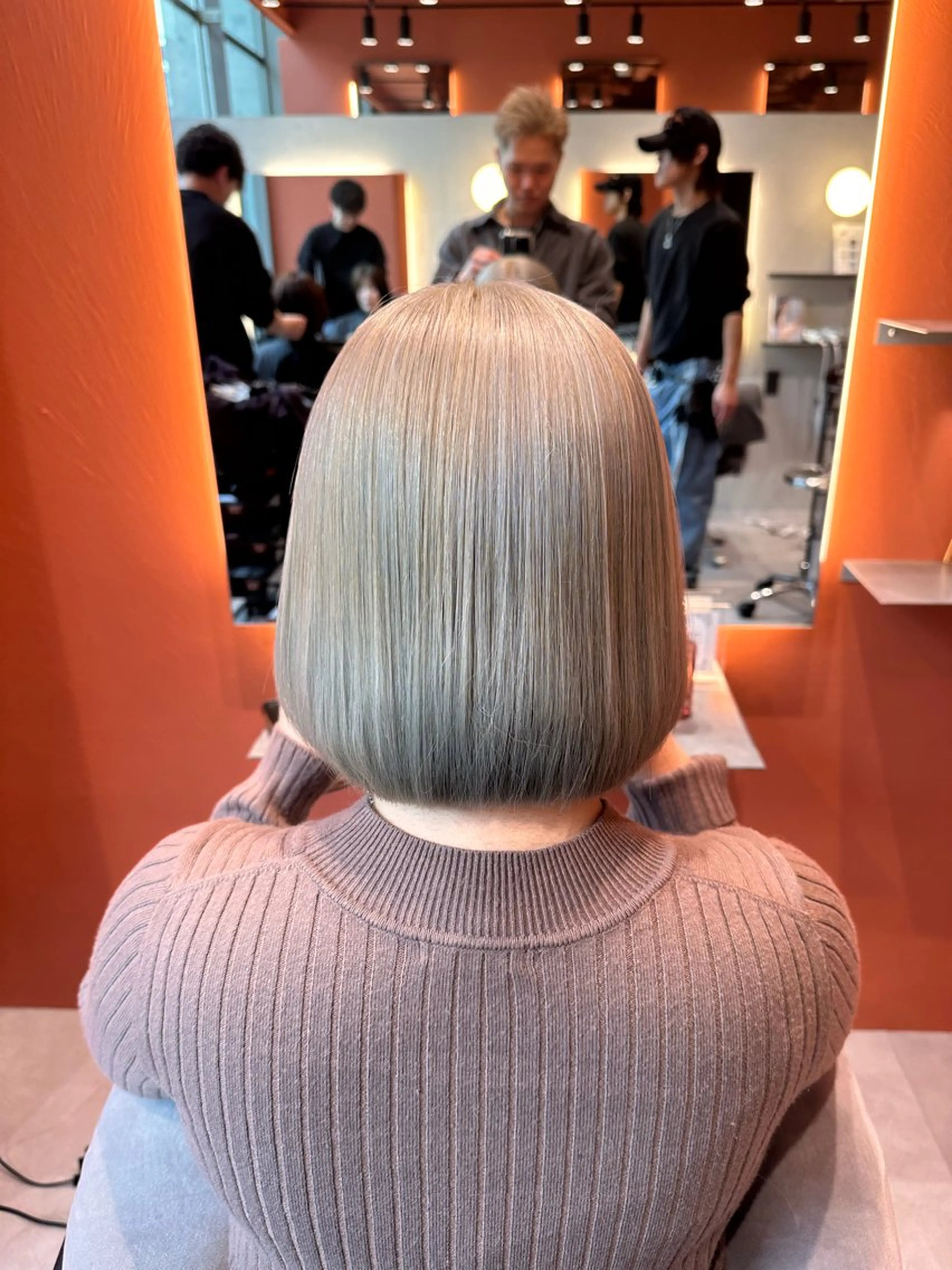 ショート カラー ブリーチ シルバー ホワイトシルバー ヘアカラー トリートメント ✨ハイトーンカラー 💫ayumuのヘアスタイル