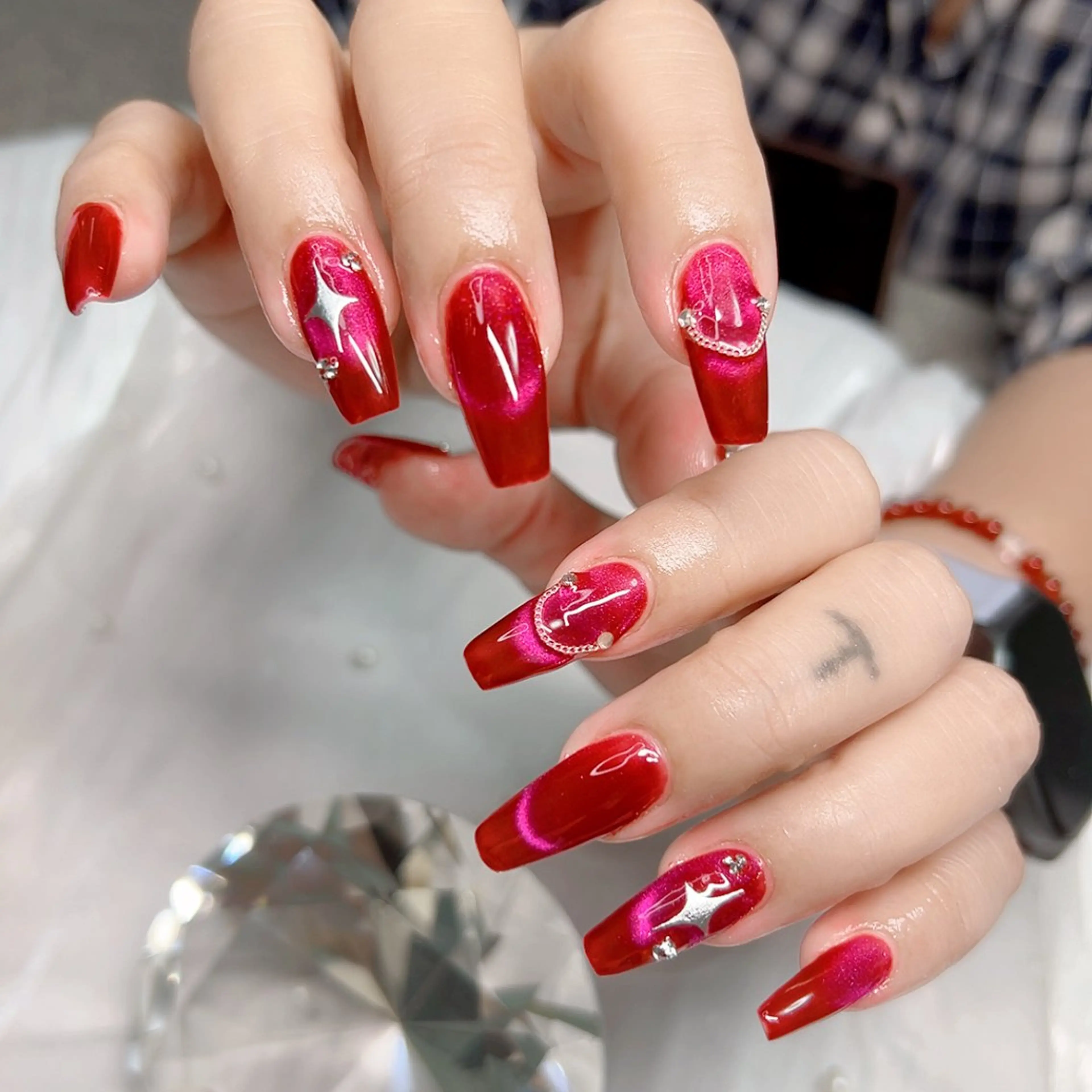 ネイル アートネイル ジェルネイル マグネットネイル ニュアンスネイル 赤色 ハンドネイル Cute Tips nailのネイルデザイン