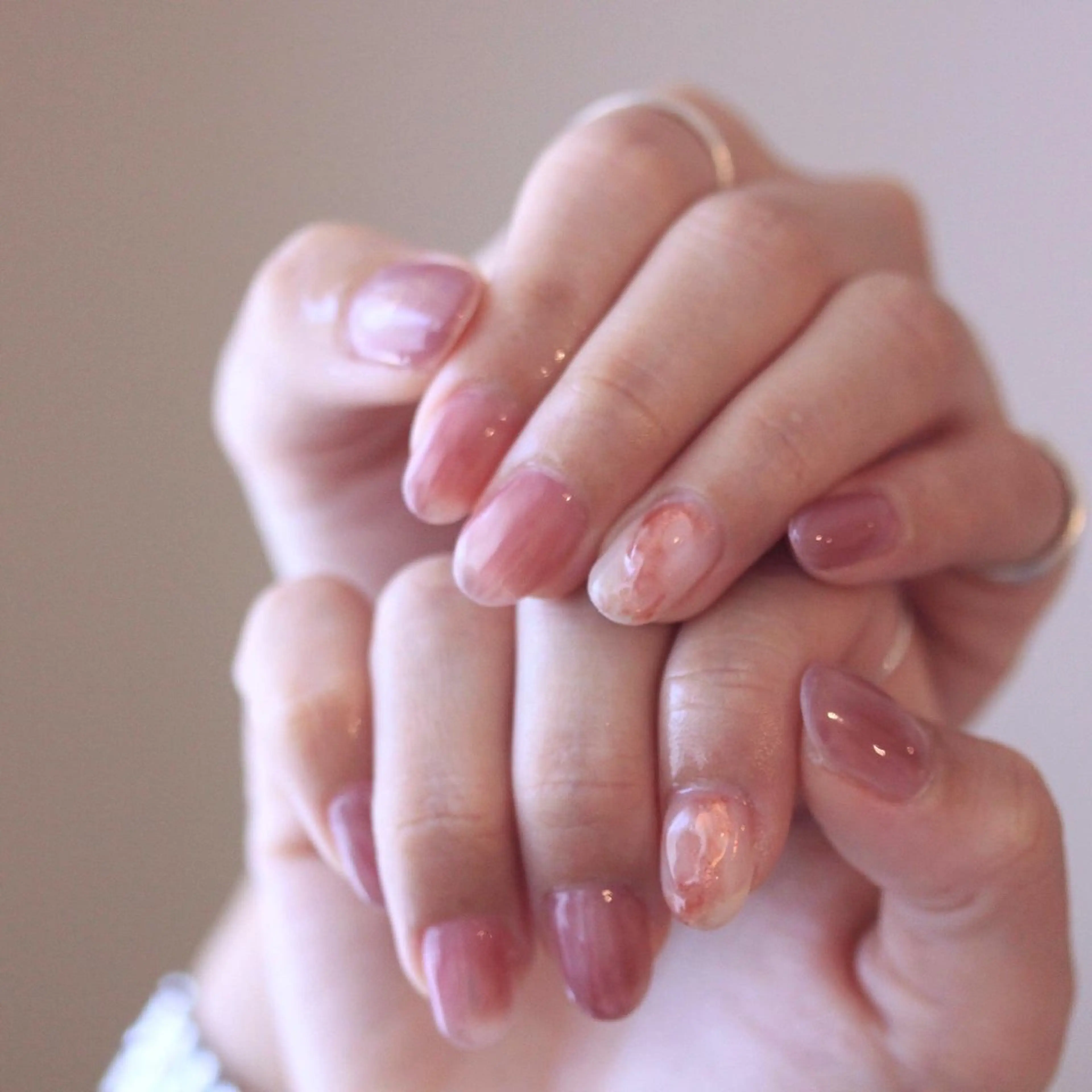 ネイル ブルー 氷ネイル・うるうるネイル ニュアンスネイル オフィスネイル ピンク ハンドネイル Elio所属・Elio 国泰寺のネイルデザイン