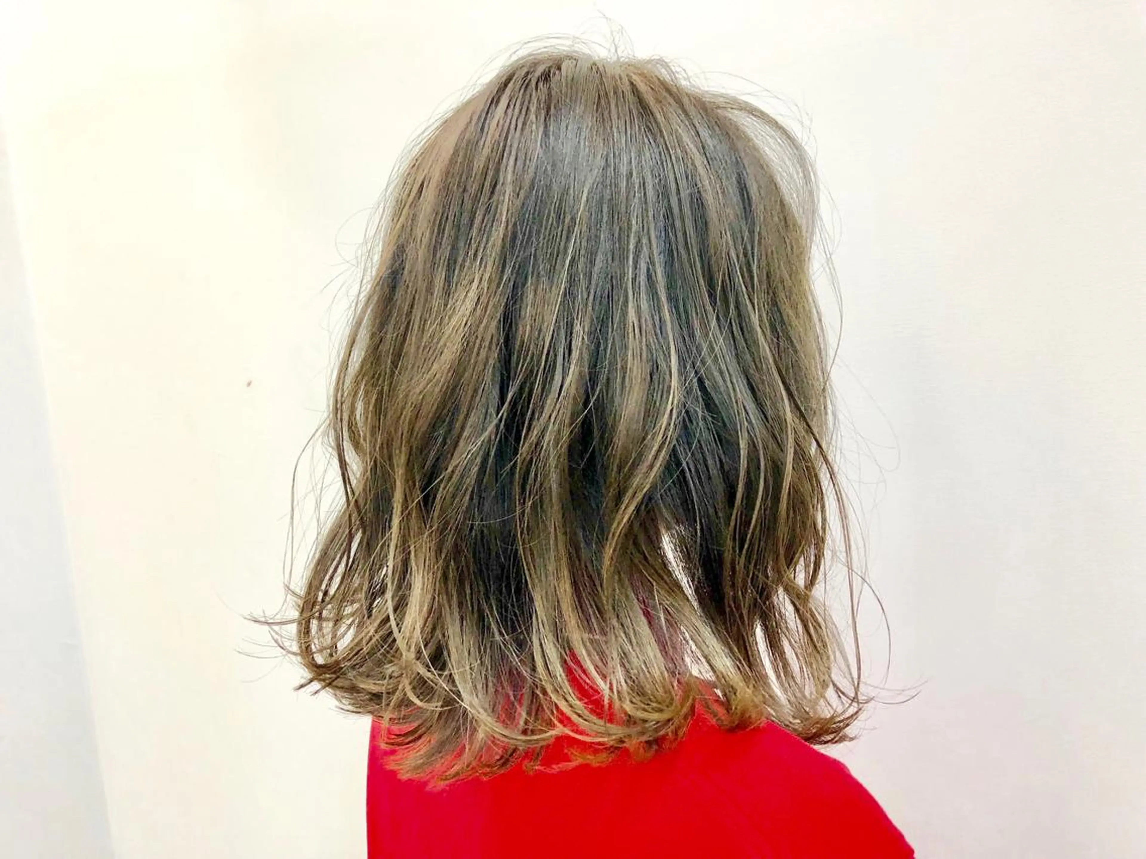 ミディアム カラー ブリーチ 透明感カラー 外国人風カラー トリートメント クロスパーマ× 透明感カラー✂︎のヘアスタイル