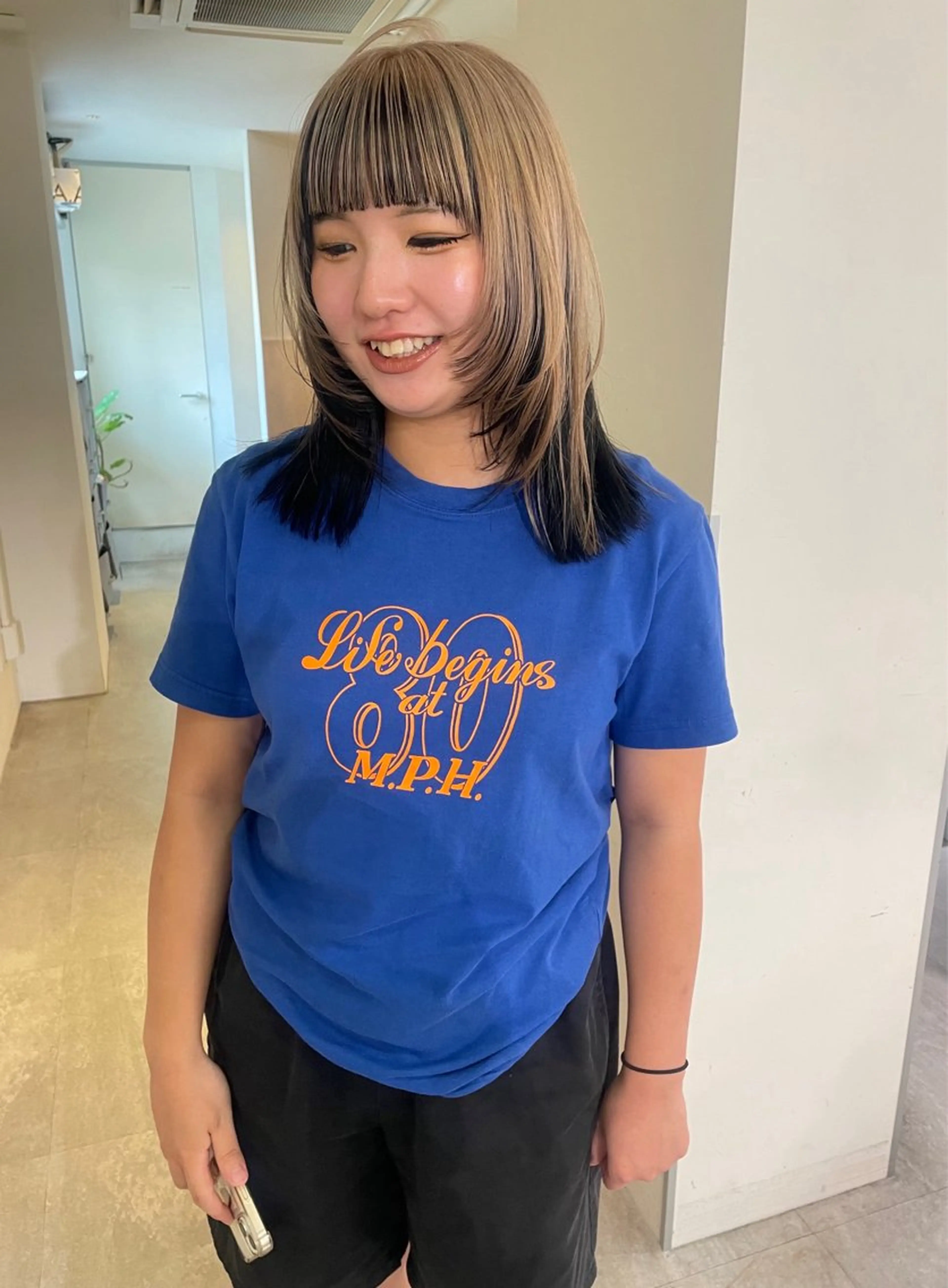 ミディアム カラー ミディアムレイヤー ベージュカラー ブリーチ ケアブリーチ デザインカラー カット ヘアカラー トリートメント MIU/ルーツカラー 顔まわりレイヤーのヘアスタイル