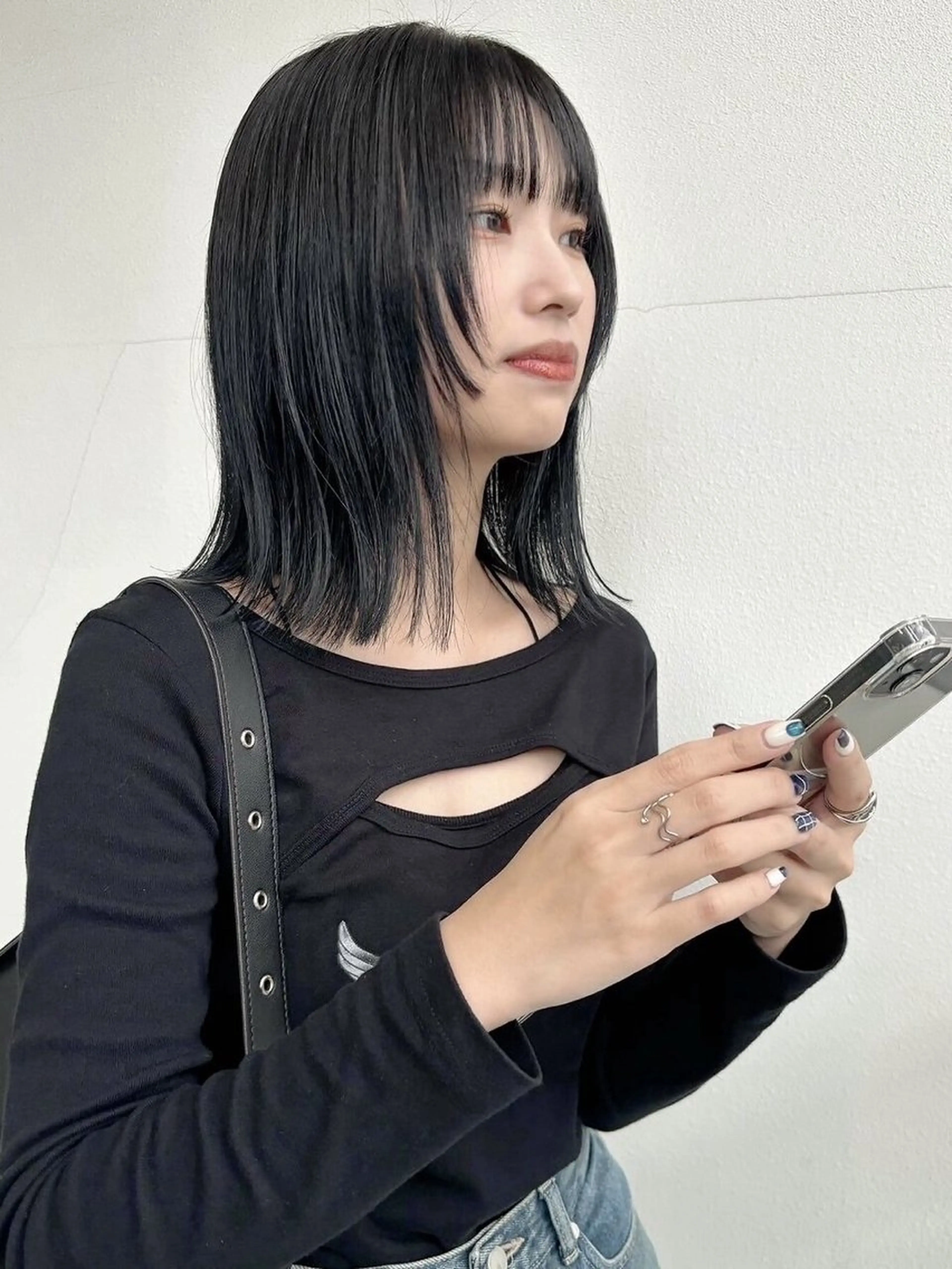 ミディアム 顔まわりレイヤー 顔周りカット レイヤーカット カット ヘアカラー シンバヒナノ/パーマ レイヤー/髪質改善のヘアスタイル