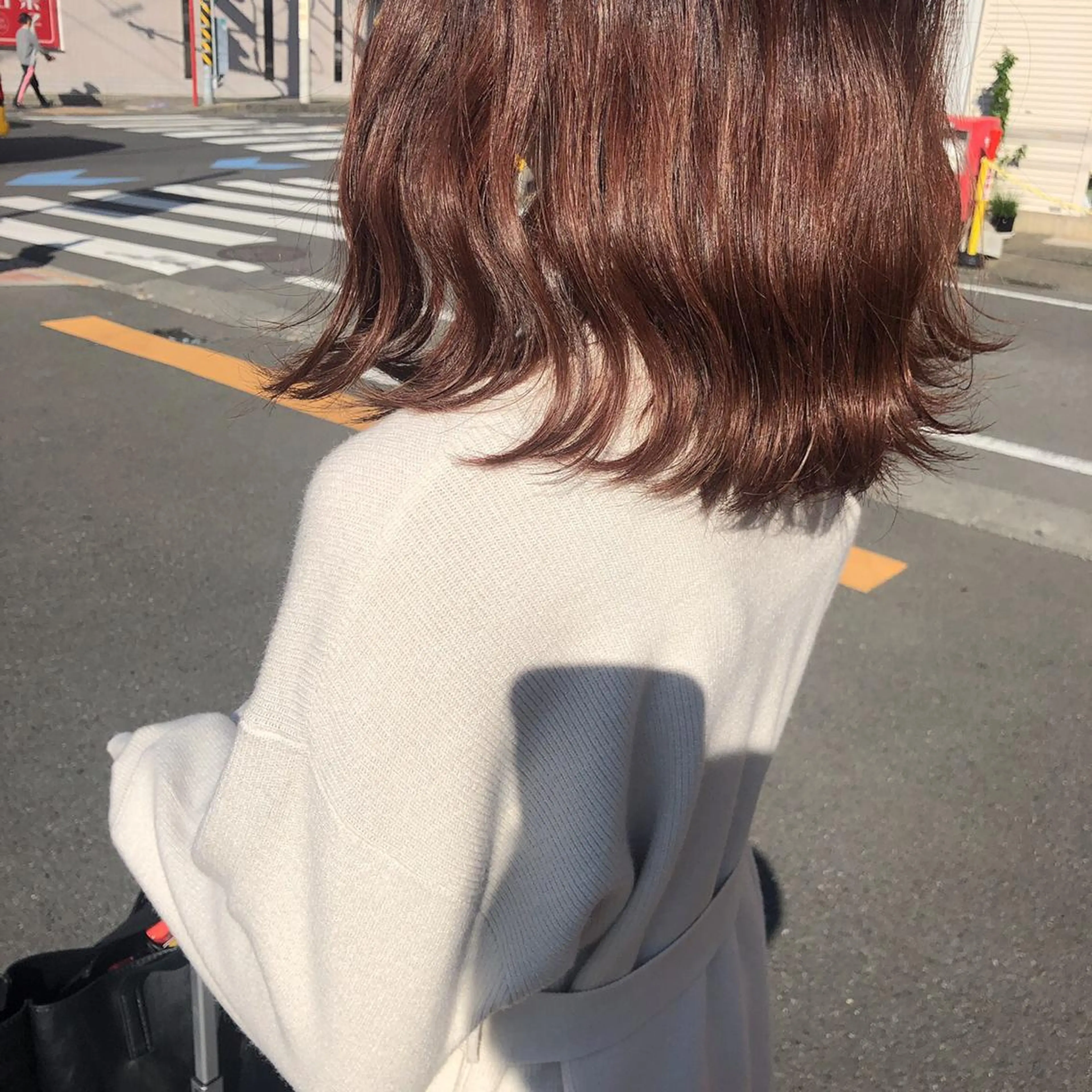 ミディアム カラー ブラウンカラー オレンジ オレンジブラウン レイヤー/顔まわり カット/地毛風カラーのヘアスタイル