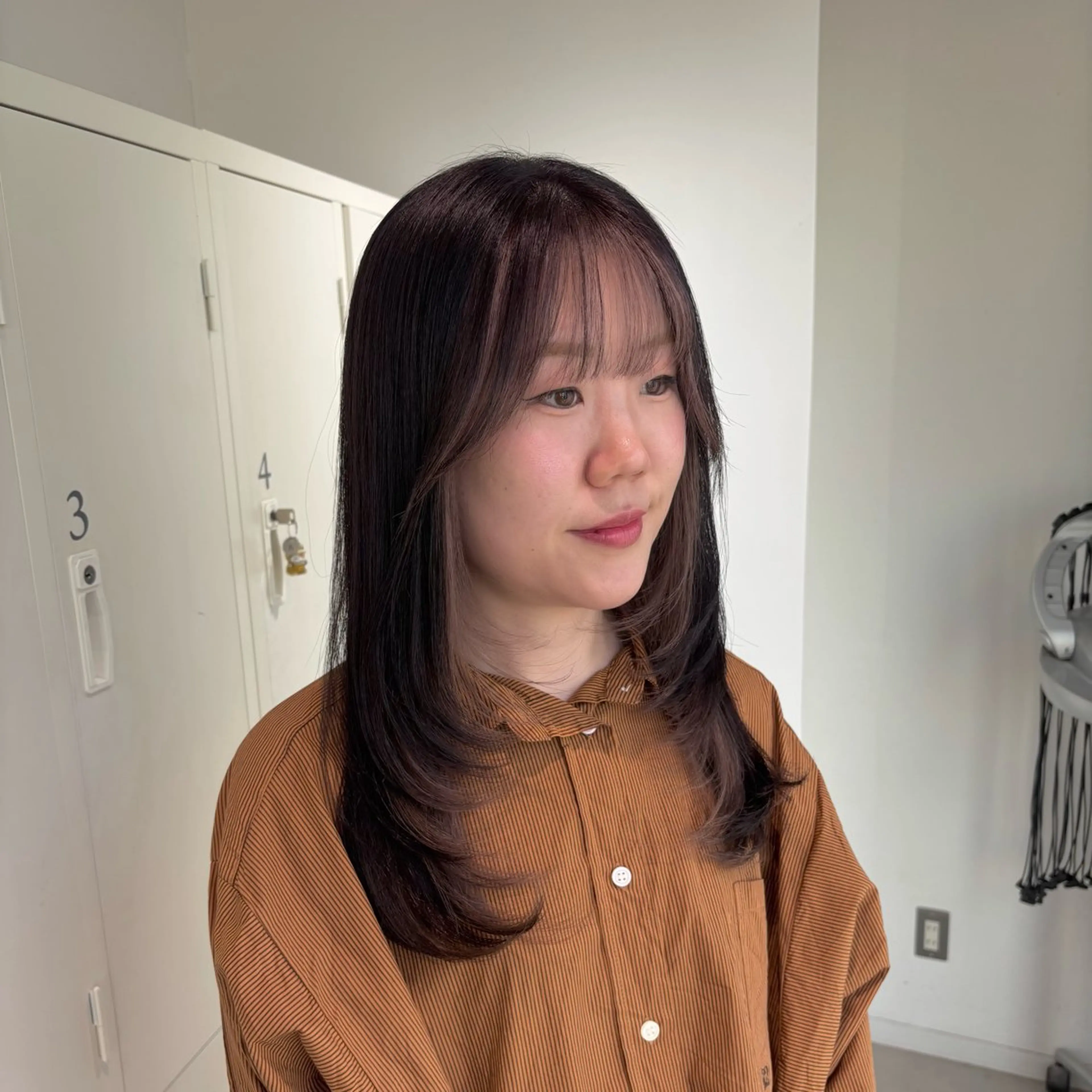 セミロング カラー ブリーチ 顔まわりレイヤー 顔周りカット レイヤーカット 縮毛矯正 カット ヘアカラー 縮毛矯正 トリートメント EIGHT ／SHU🩶のヘアスタイル