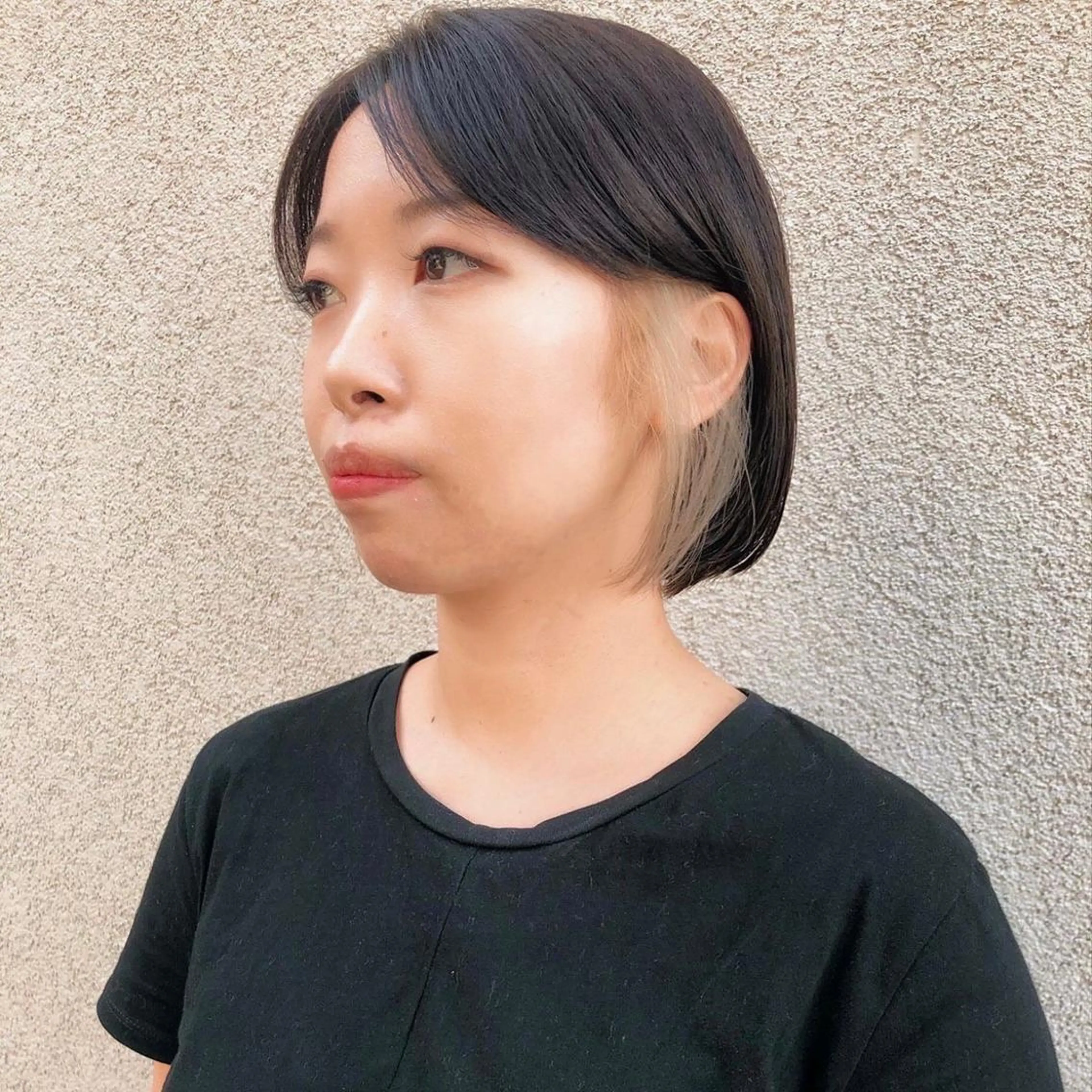 ショート カラー ベージュカラー イヤリングカラー ホワイトベージュ カット ヘアカラー トリートメント カットハウスwith所属・角田 翔太郎のヘアスタイル