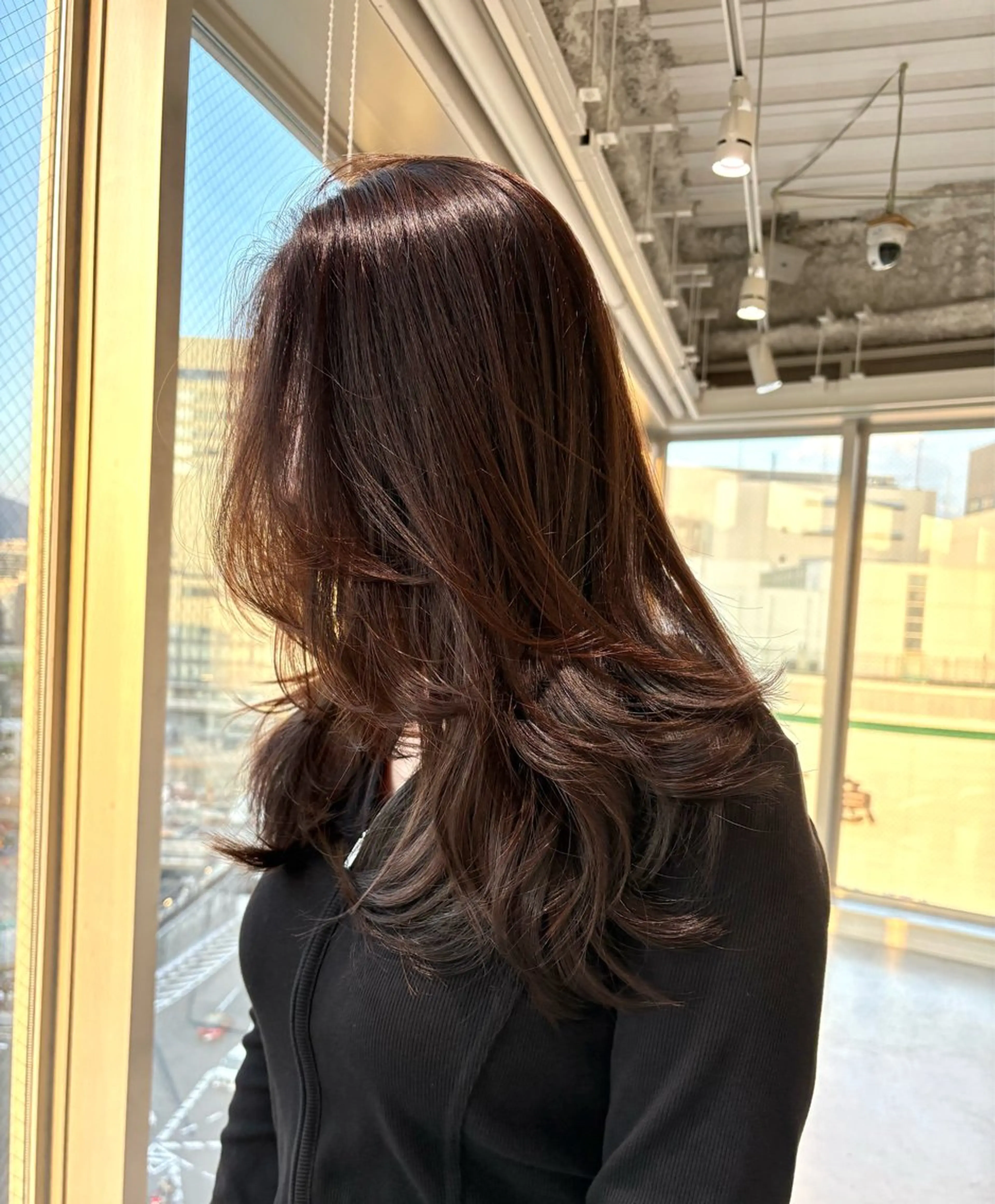 ロング レイヤーカット EIGHT mana 海外グレージュ🥥のヘアスタイル