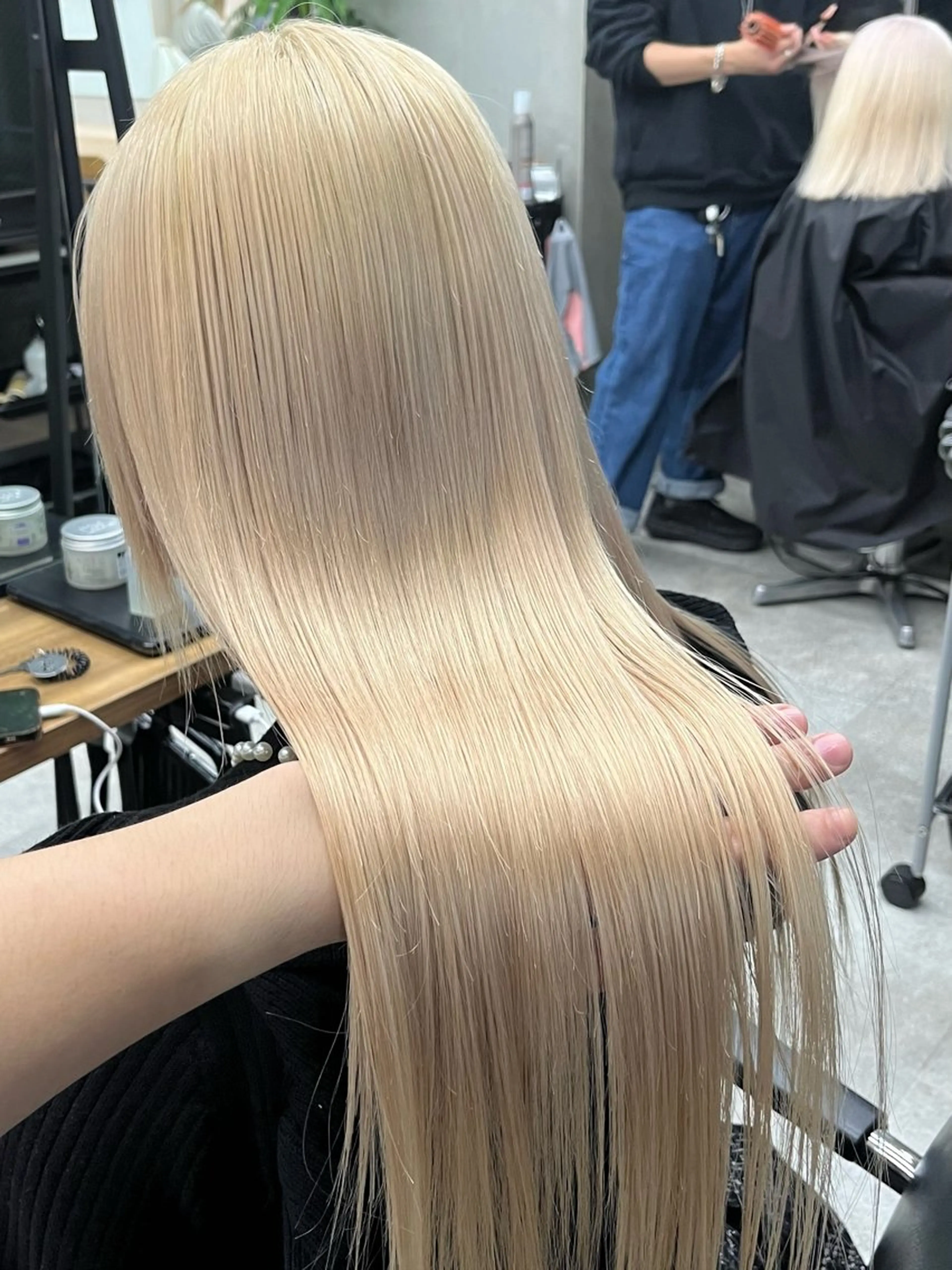 セミロング カラー イツク ⚡️ ルーツ/ハイトーンのヘアスタイル