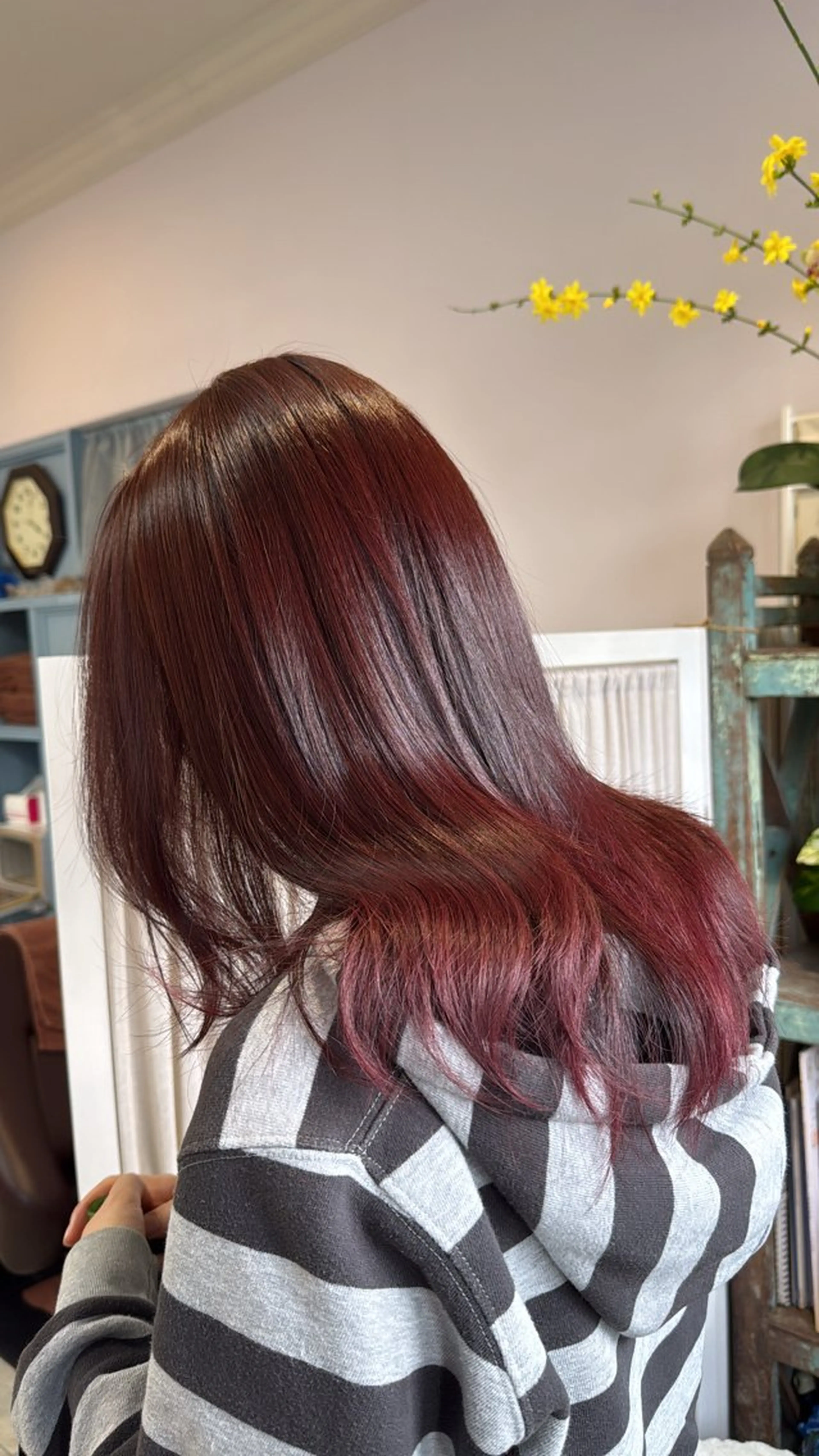 セミロング カラー ブリーチ カシス ブリーチなしカラー カット ヘアカラー トリートメント Sakura .のヘアスタイル