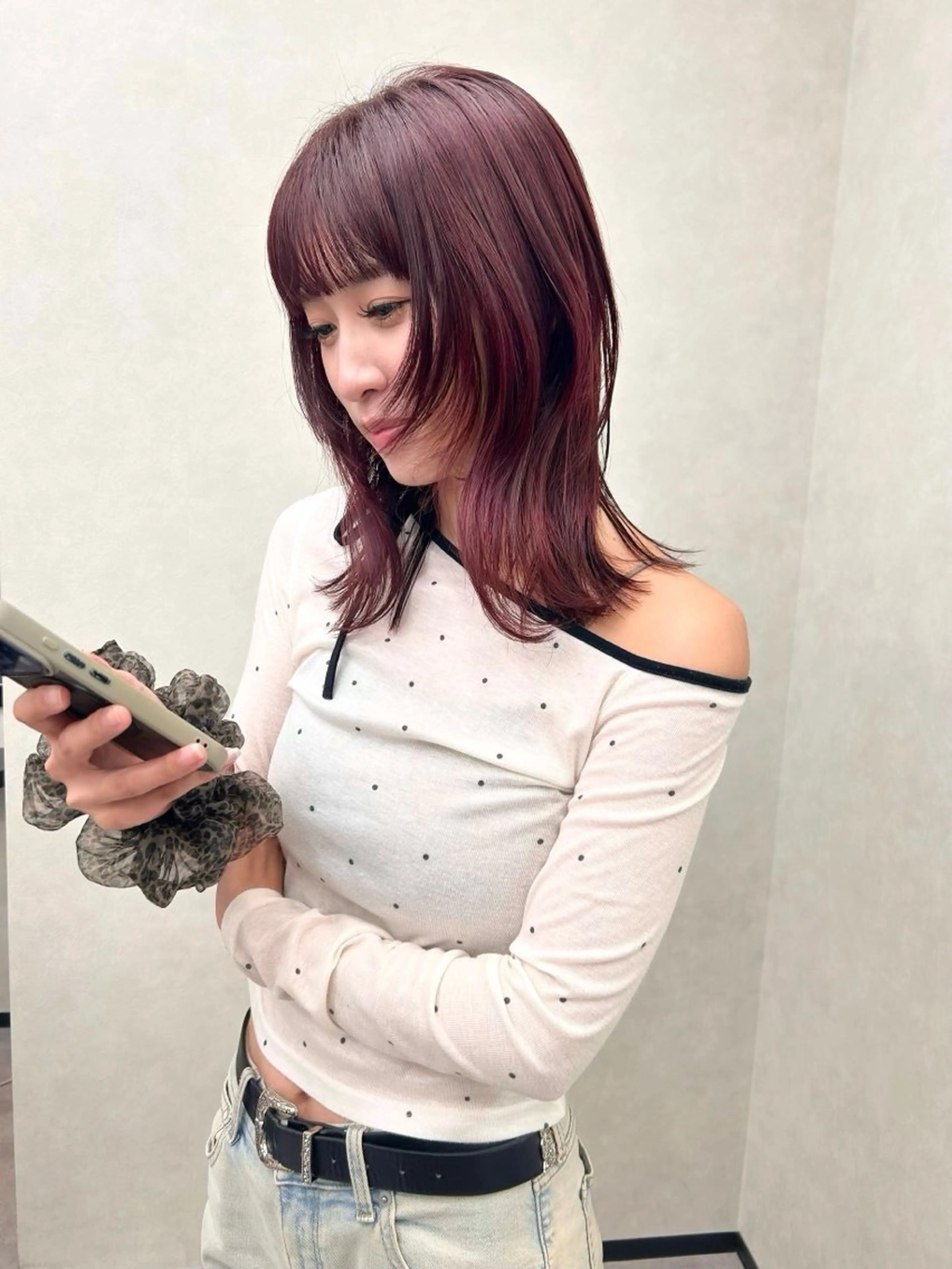 ミディアム カラー カシス ピンクカラー 顔まわりレイヤー レイヤーカット カット ヘアカラー ナカジマ ナナのヘアスタイル