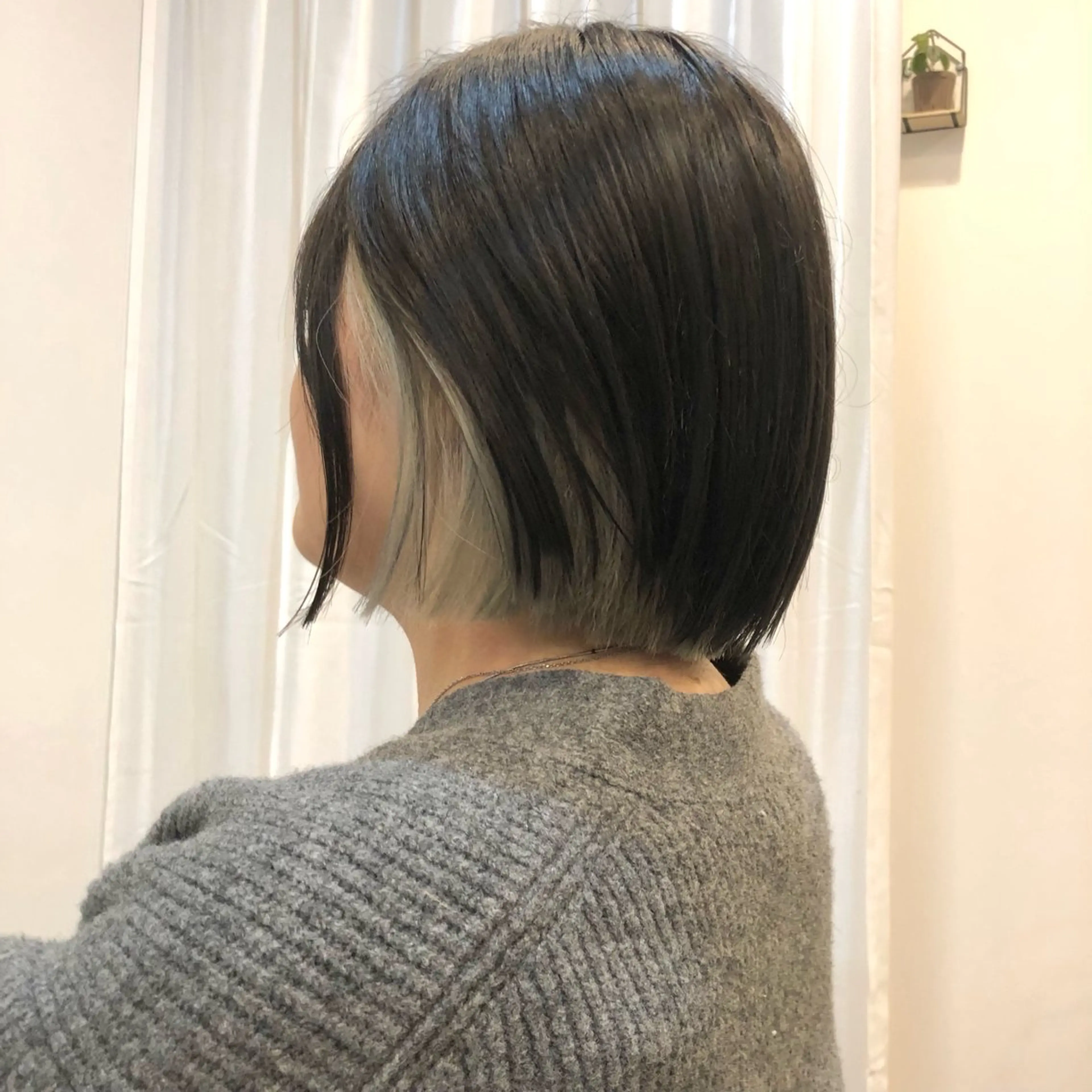 ショート カラー ブリーチ イヤリングカラー インナーカラー ブリーチなしカラー ヘアルーム カフーのヘアスタイル