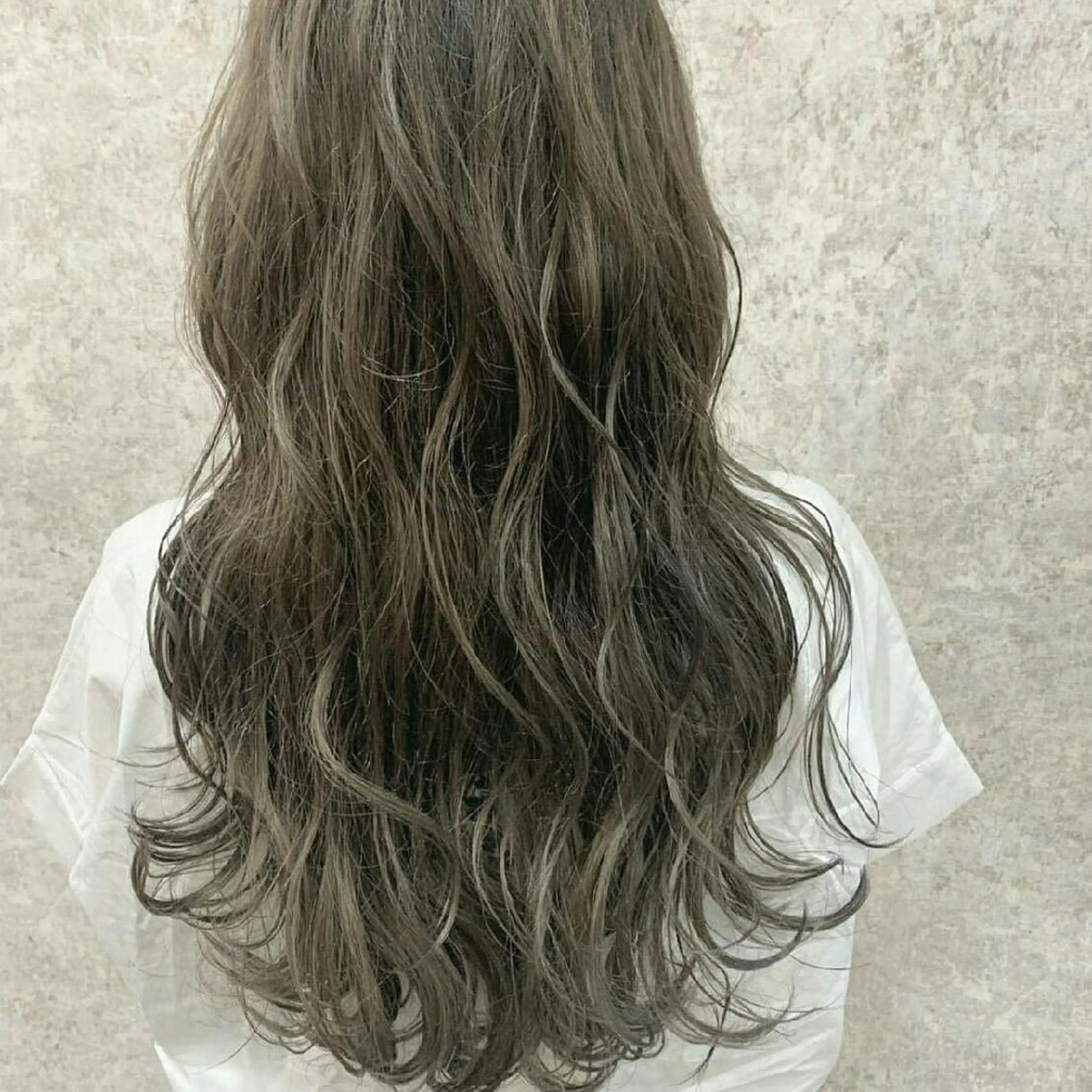 ロング ハイライト ヘアカラー Luisハイライト　 喜連瓜破、髪質改善のヘアスタイル