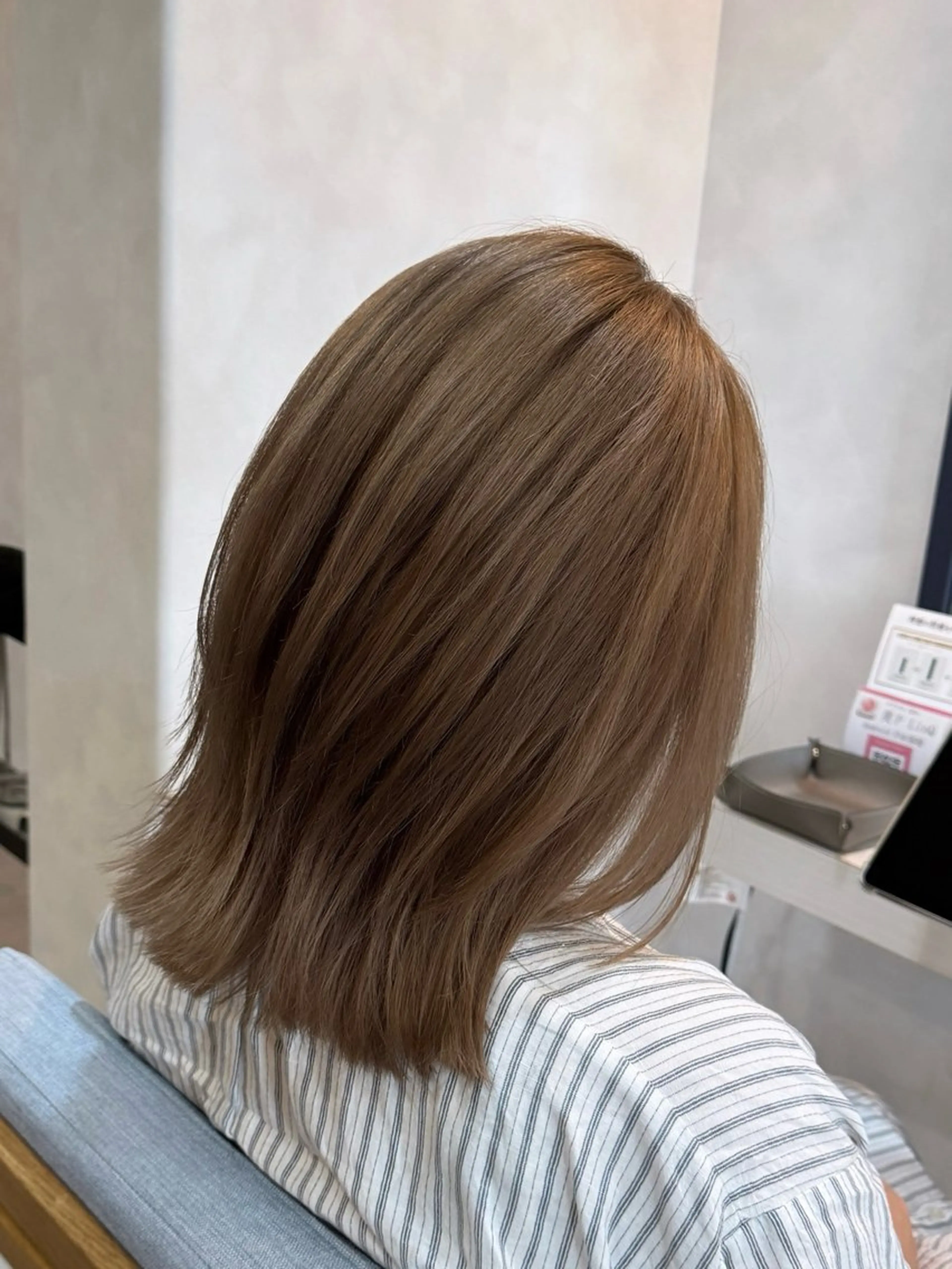 セミロング ハイライト 髪質改善 縮毛矯正 ヘアカラー 髪のお悩みお任せ ください坂 要司のヘアスタイル