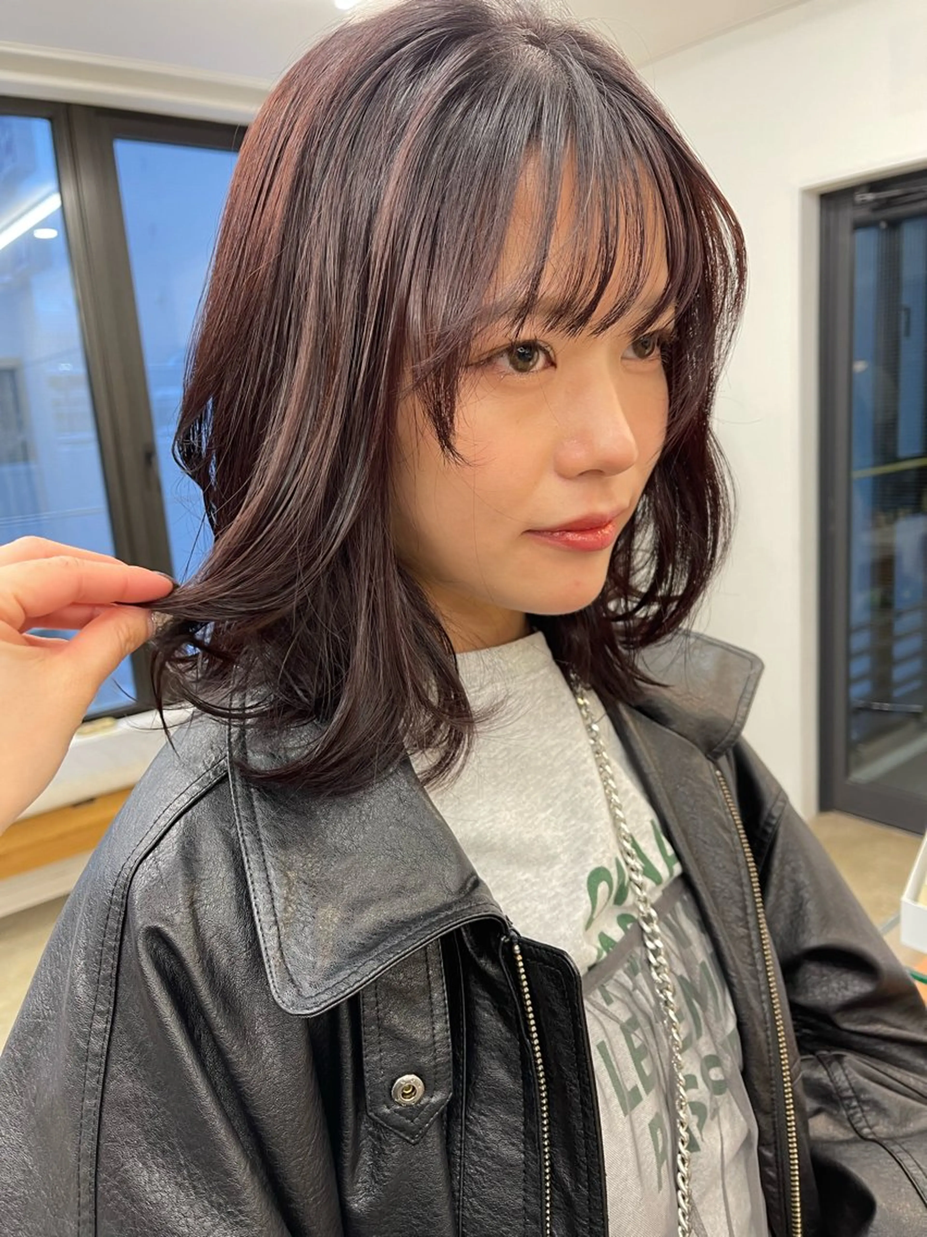 ミディアム カラー 💓パーマ，💗 レイヤーカットのヘアスタイル