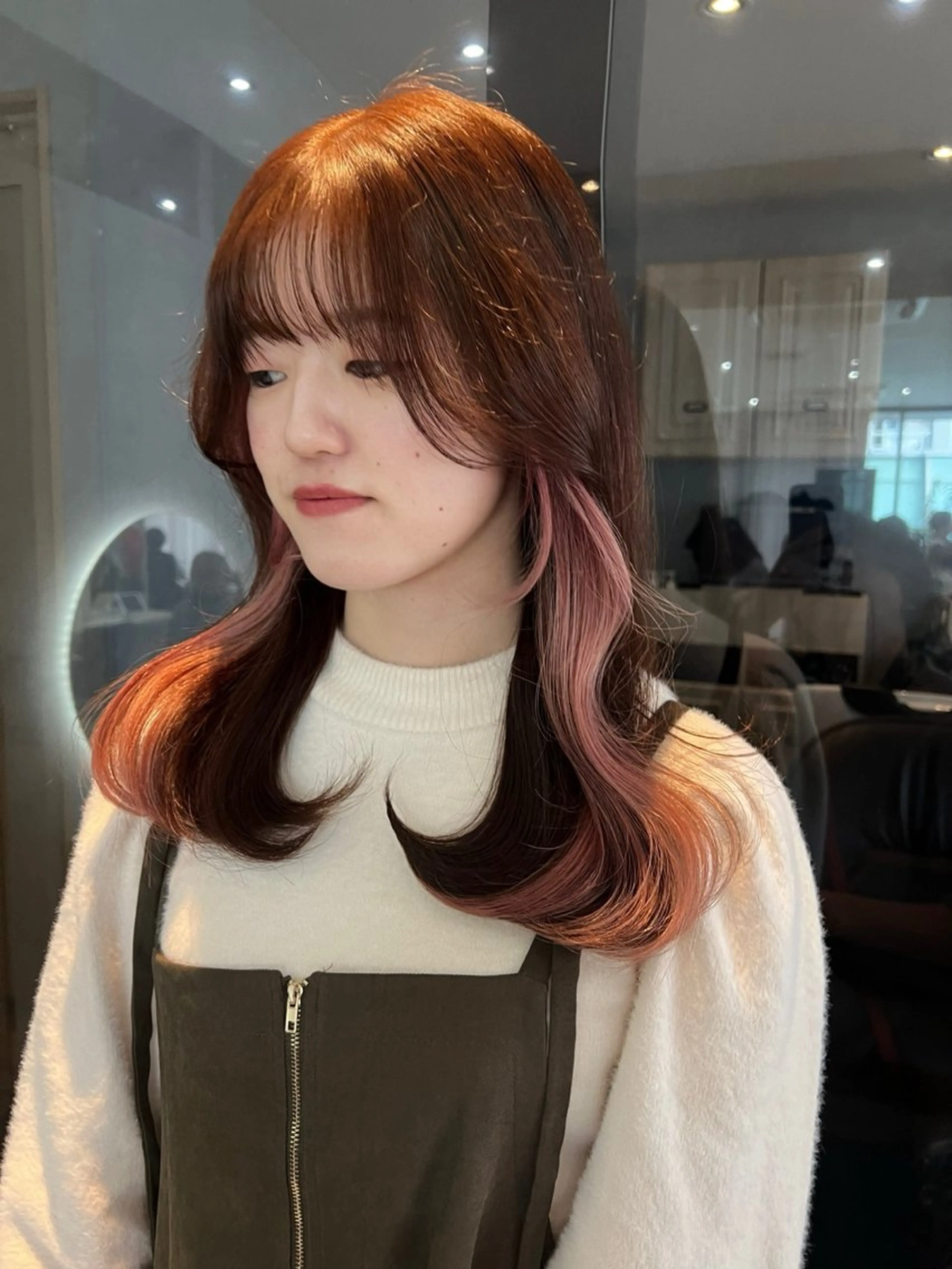 セミロング カラー ミストバング ベージュカラー ブリーチ  フェイスフレーミング グレージュ ヘアカラー 韓国🇰🇷レイヤー 映える顔周り🩷のヘアスタイル