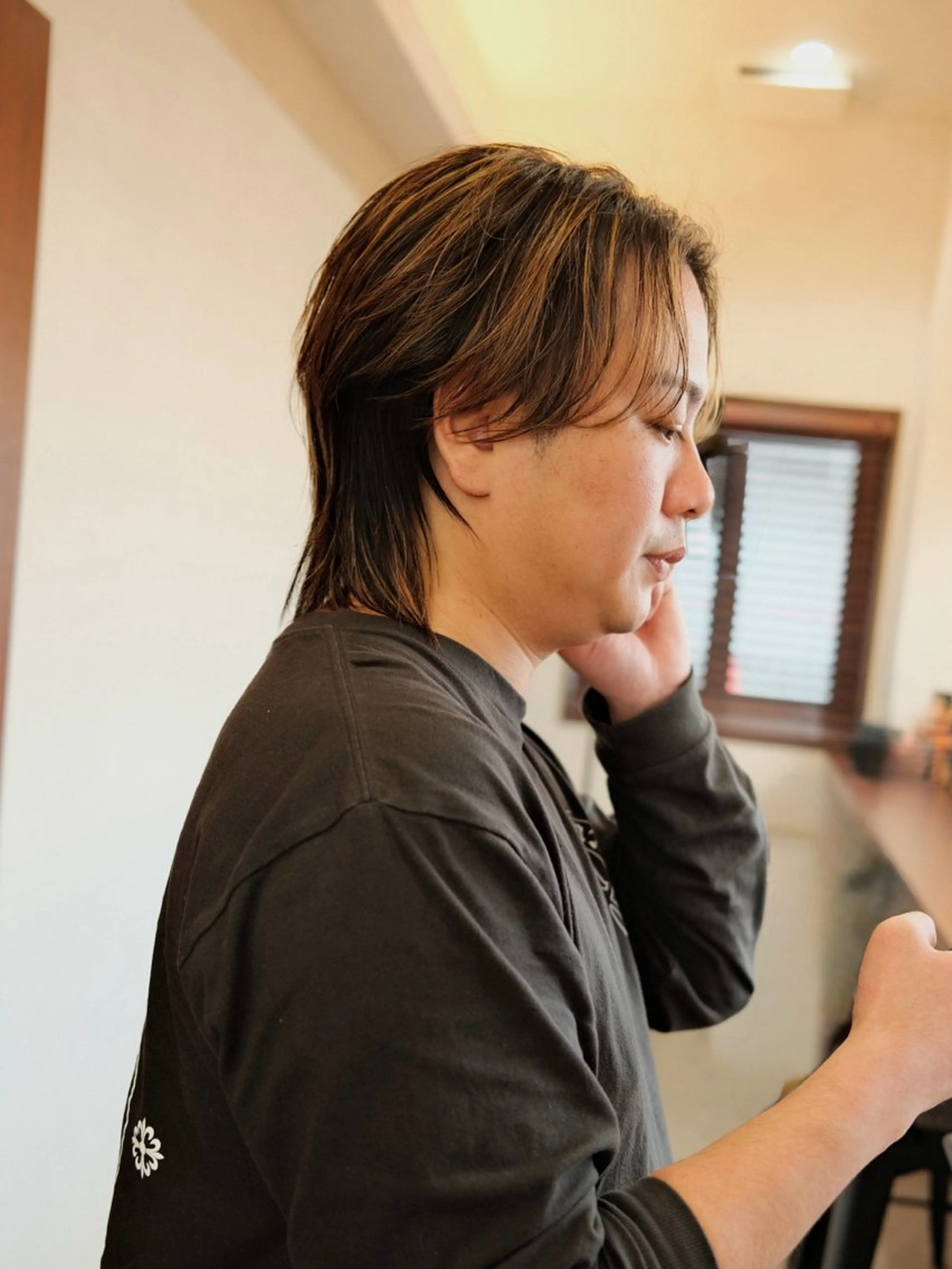 ミディアム カラー メンズ センターパート メンズハイライト ハイライトカラー ハイライト カット ヘアカラー トリートメント ヘアセット メンズ特化パーマ 美容師/小泉賢徒のヘアスタイル