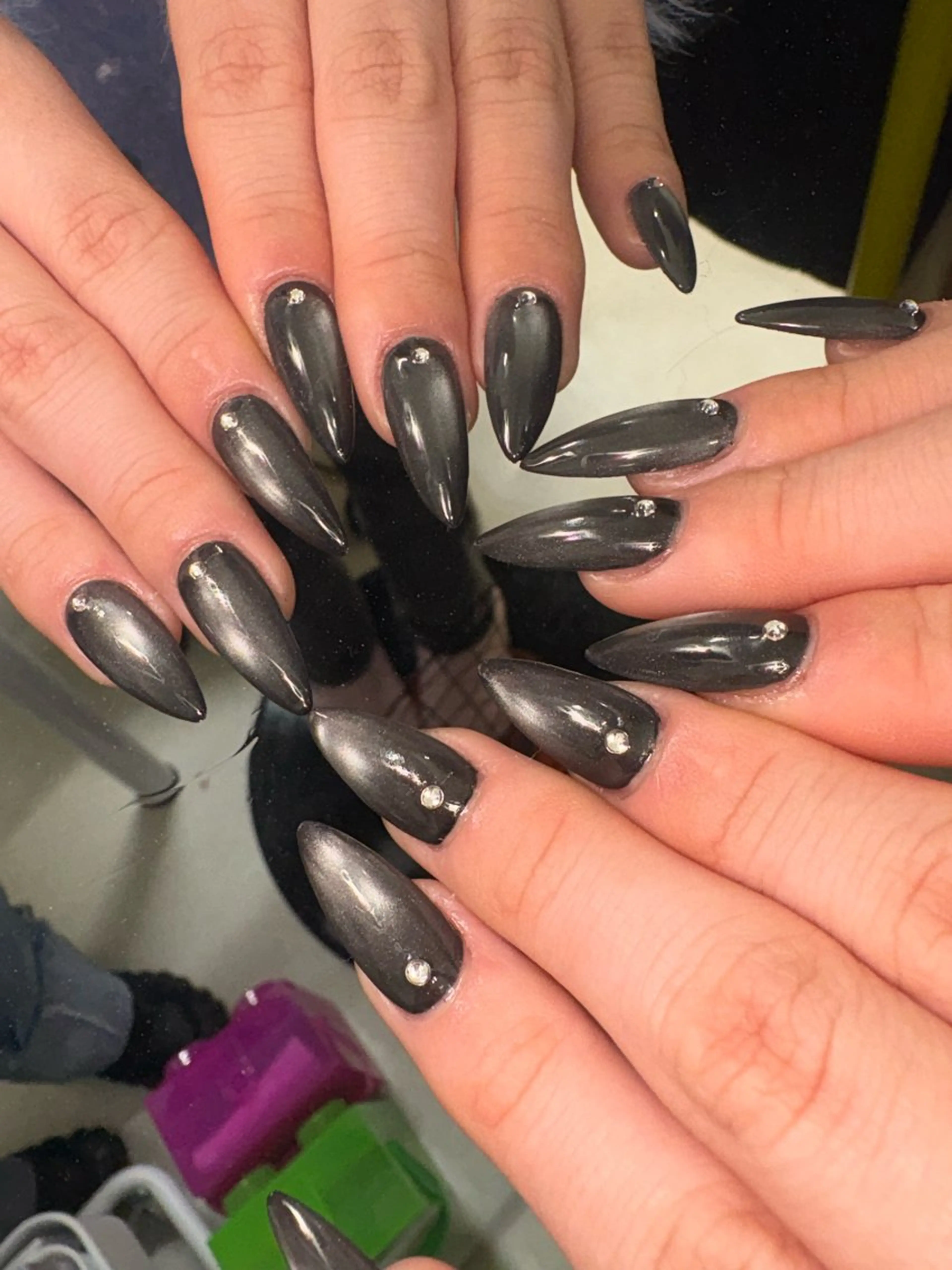 ネイル シルバー ハンドネイル 33nail✴️栄 スミレ❇️Gel-xのネイルデザイン