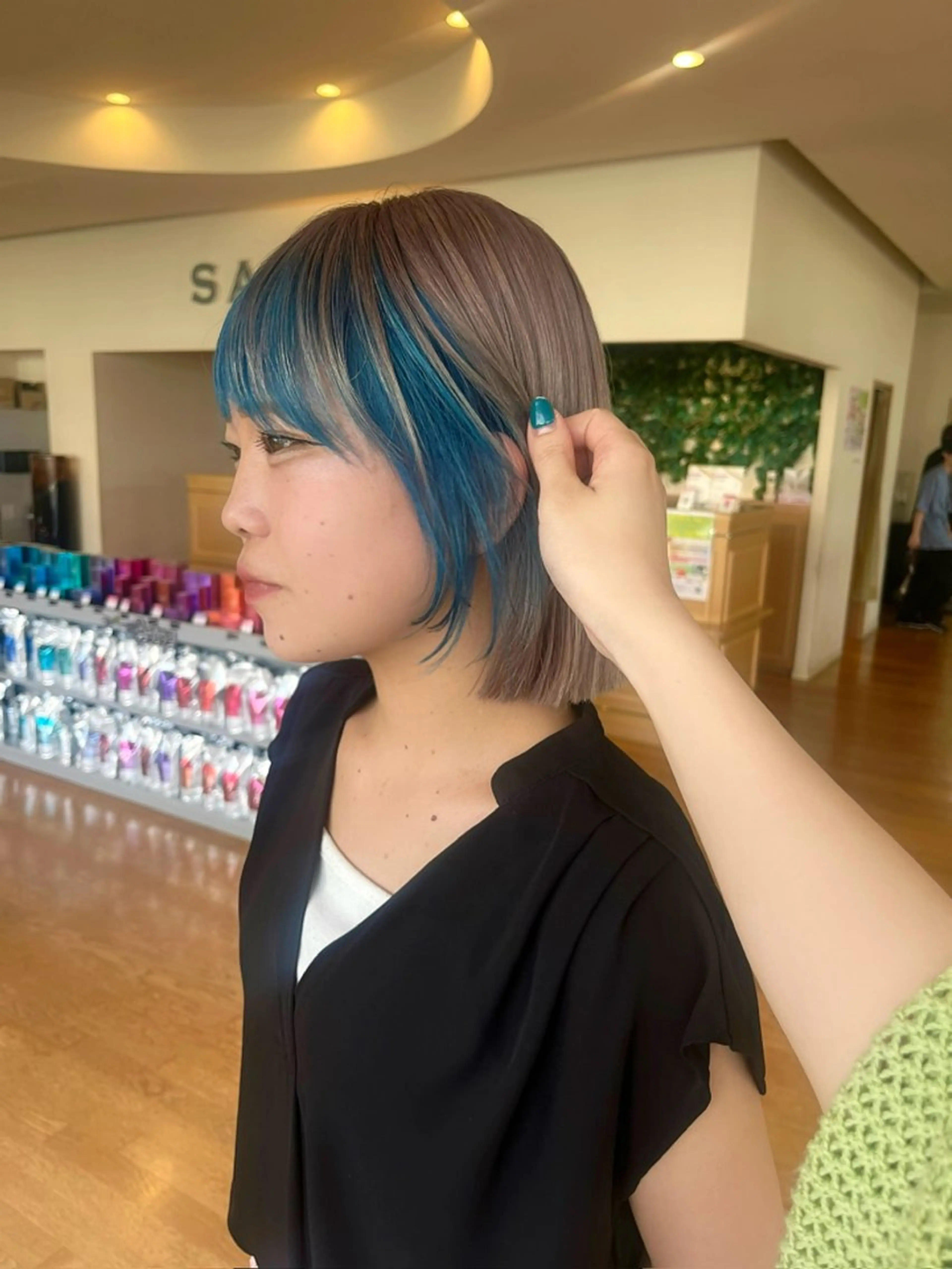 ミディアム カラー ミストバング ブルーカラー  フェイスフレーミング シルバー ヘアカラー 梶原 美保のヘアスタイル