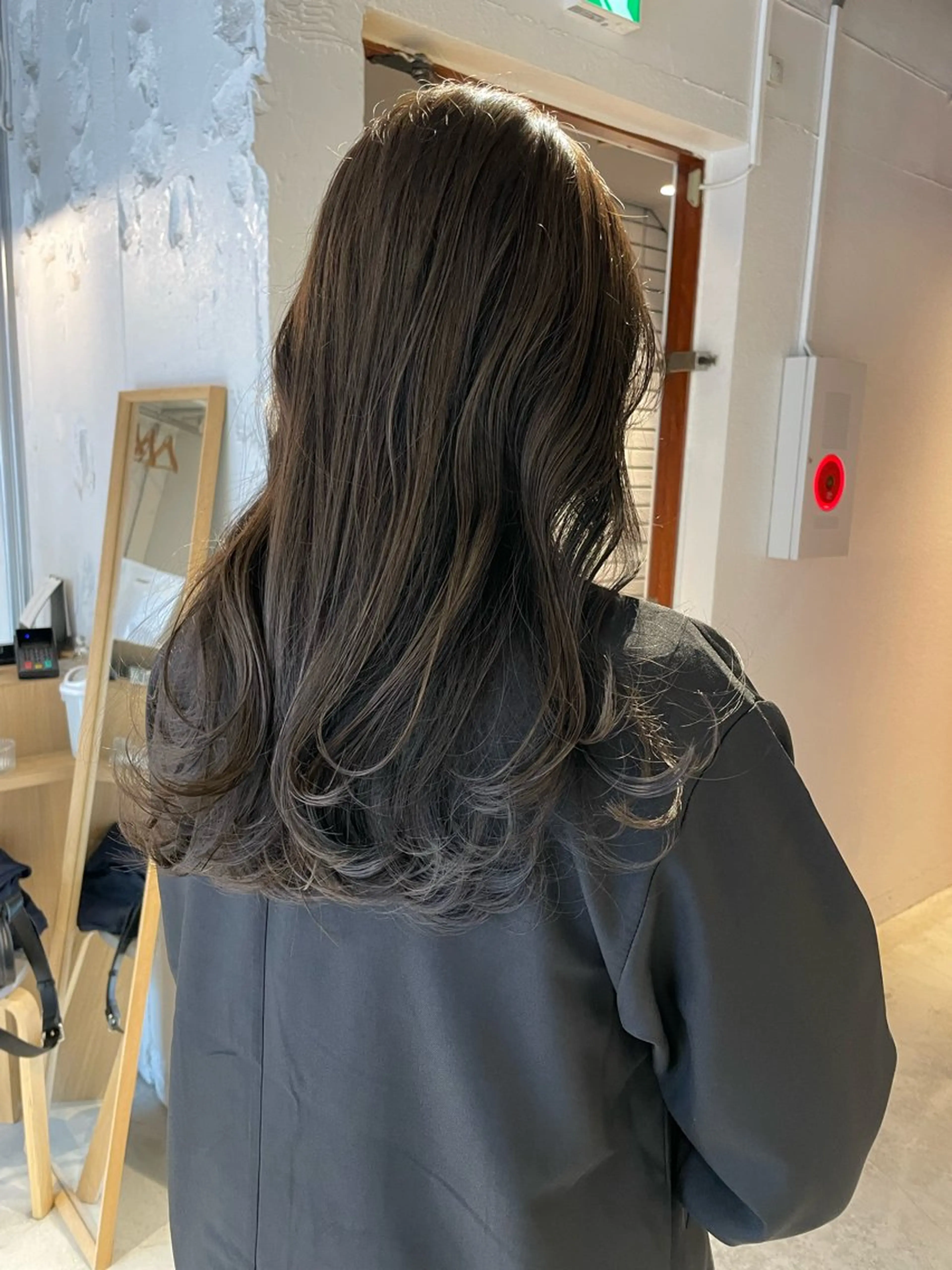 ミディアム カラー 透明感カラー グレージュ オリーブグレージュ オリーブグレー レイヤー×初 パーマ|hinakoのヘアスタイル