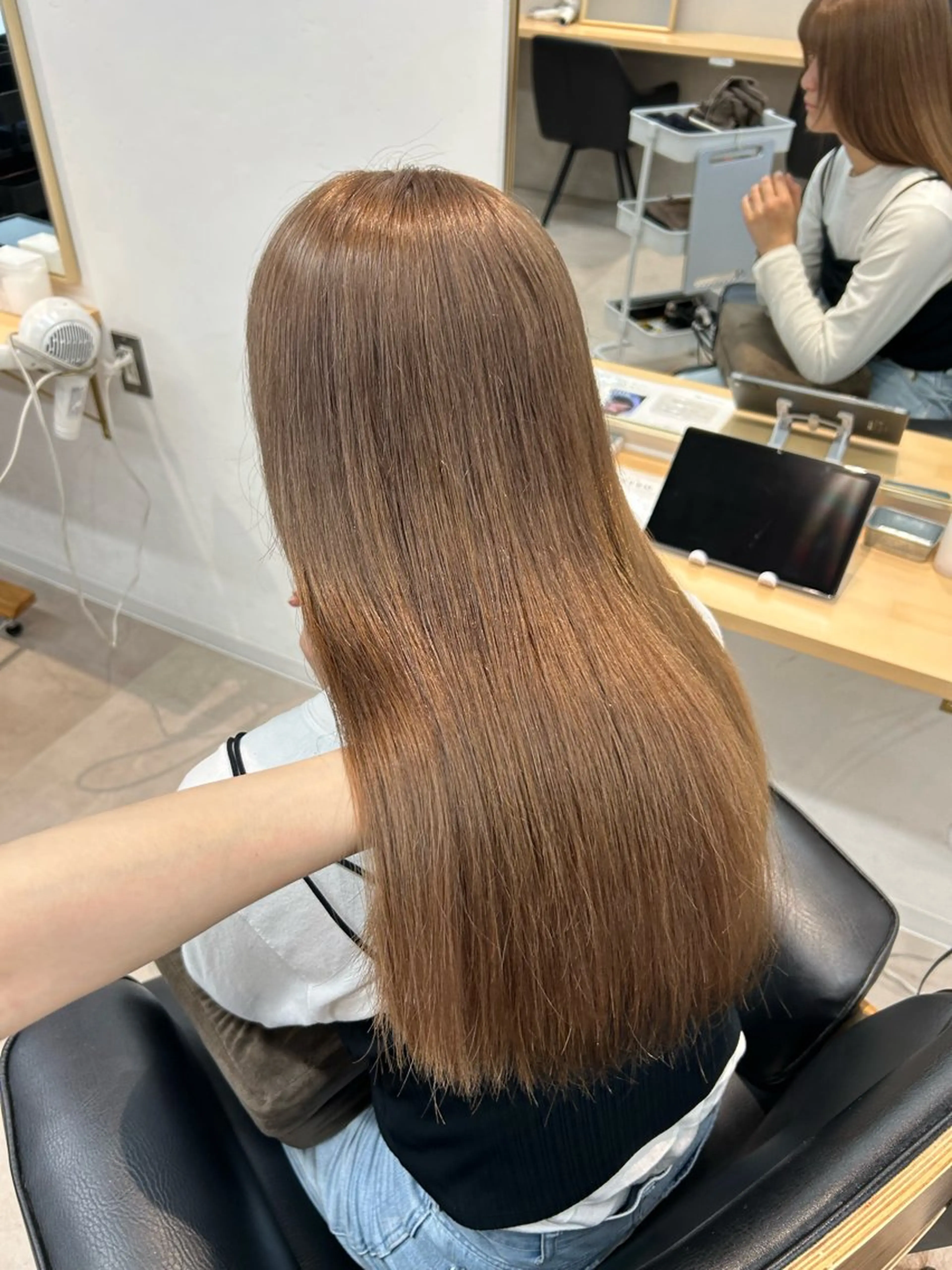 セミロング カラー ベージュカラー ミルクティーベージュ カット ヘアカラー トリートメント 艶カラー/レイヤー/ ハイトーン/まなみのヘアスタイル
