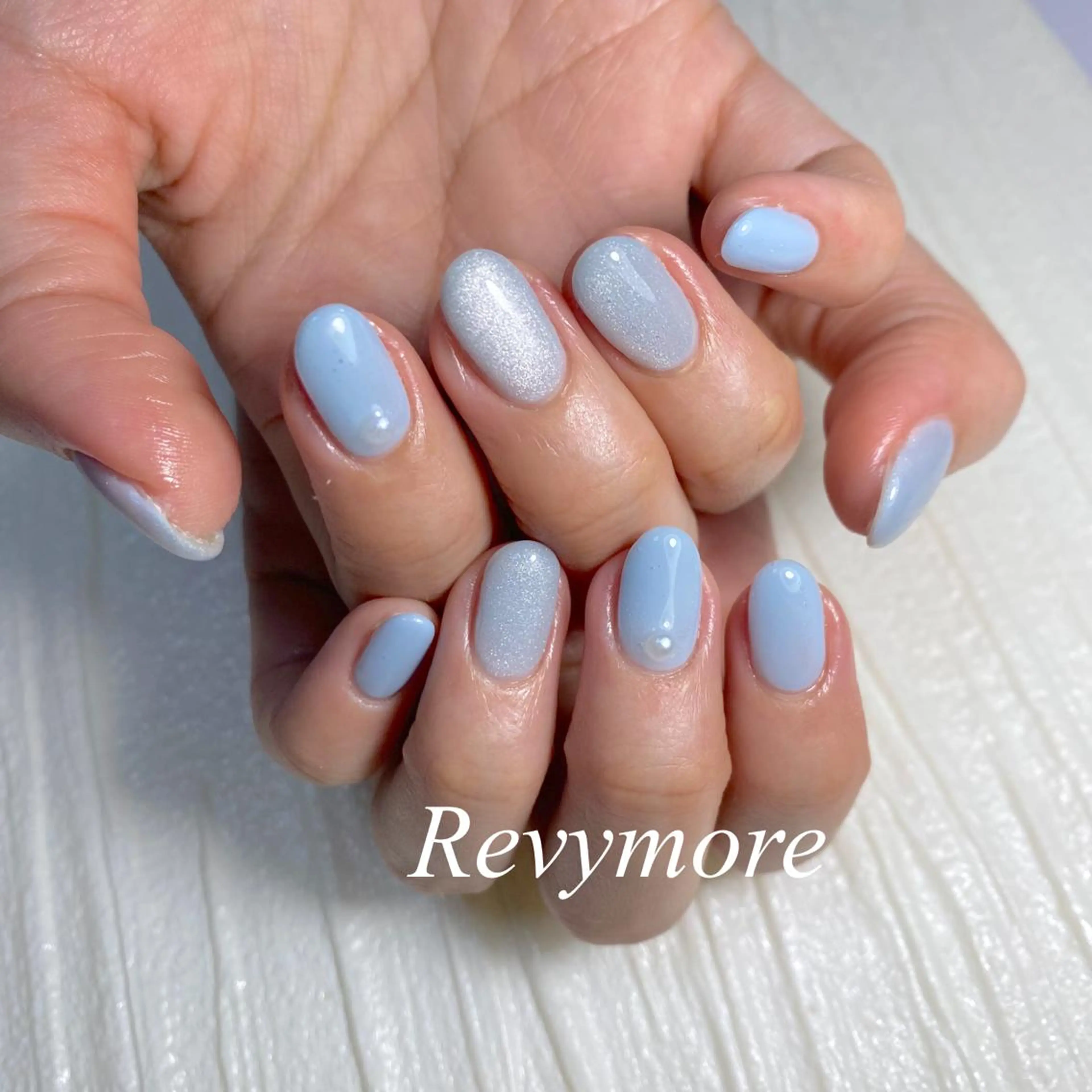 ミディアム ネイル ブルー ジェルネイル マグネットネイル ニュアンスネイル オフィスネイル nail salon Revymoreのネイルデザイン