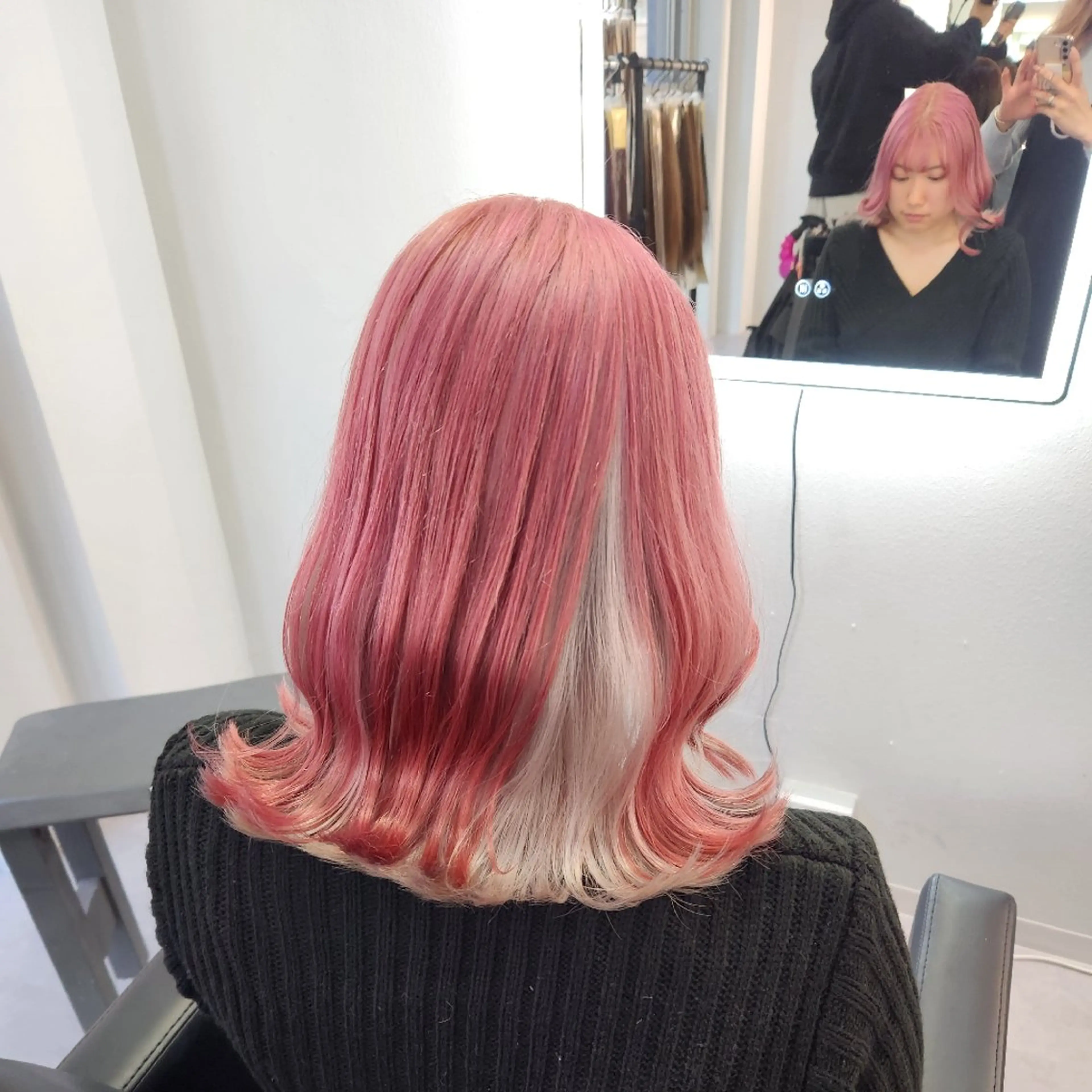 ミディアム カラー アッシュ ピンクカラー ホワイトピンク ホワイトアッシュ ヘアカラー ツヤ髪✨縮毛矯正 ハイトーンカラーのヘアスタイル
