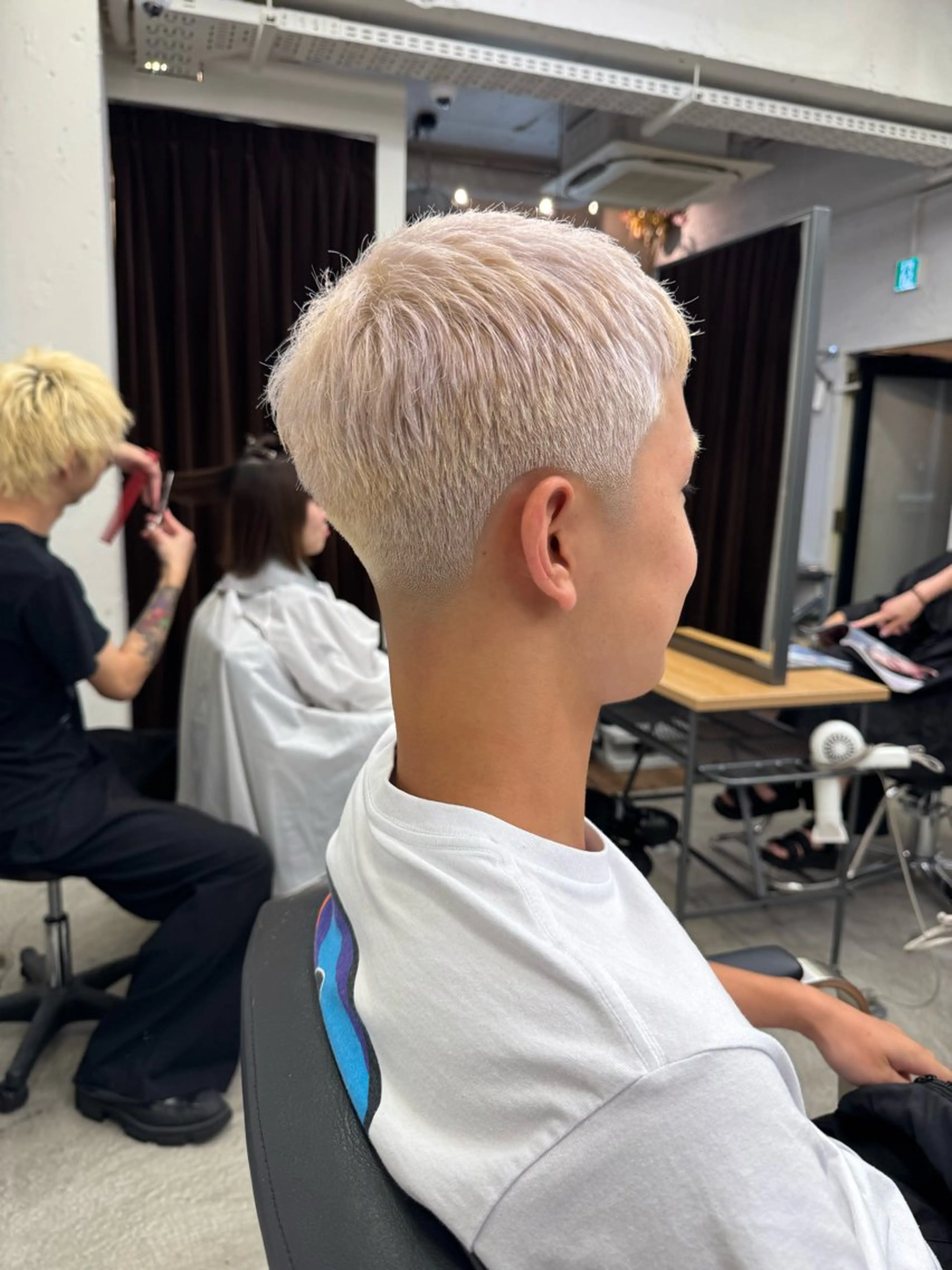 ショート カラー メンズ メンズブリーチ フェードカット スキンフェード ブリーチ 抜きっぱなしブロンド カット ヘアカラー トリートメント 💈メンズ特化💈 TASUKUのヘアスタイル