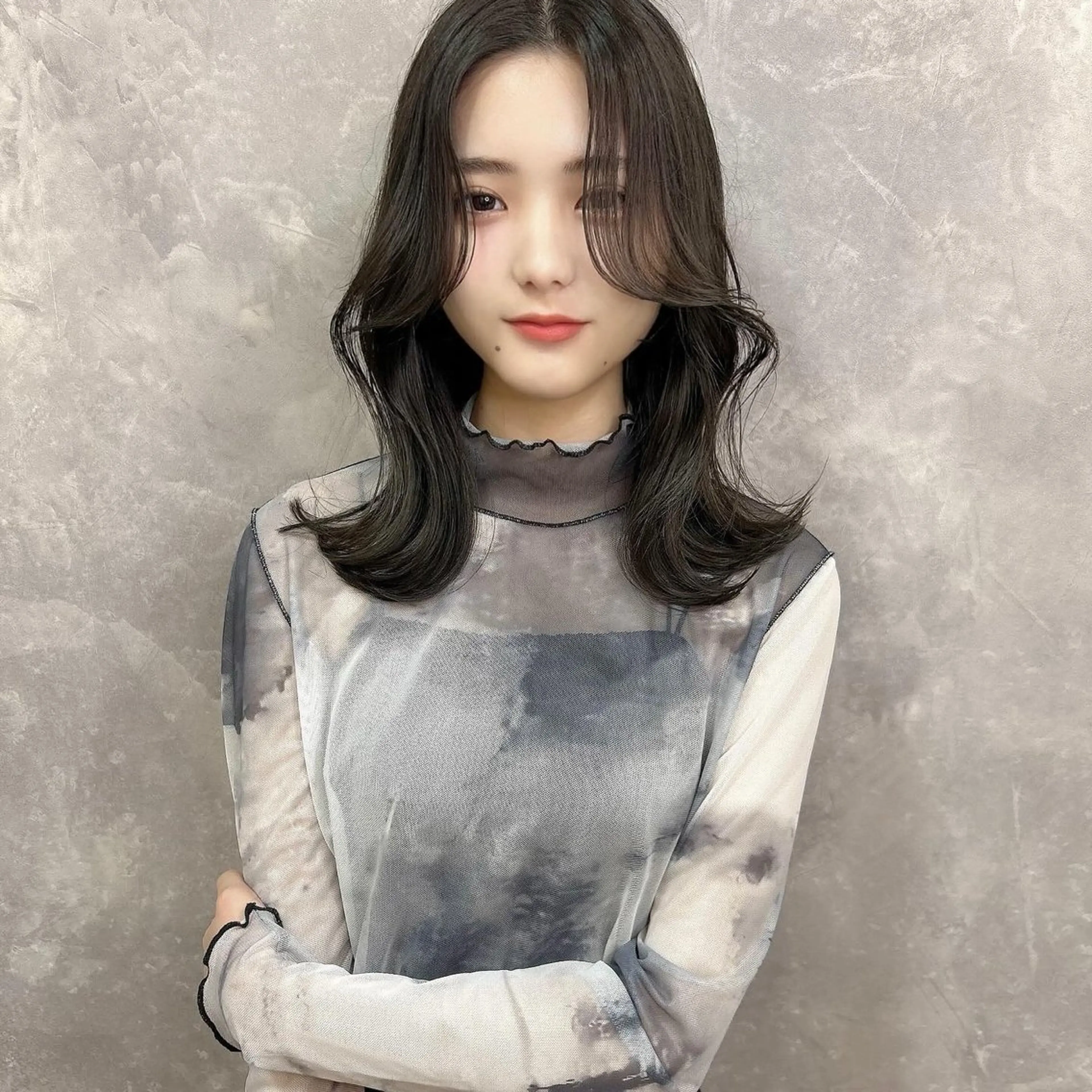 ミディアム ヘアカラー 韓国🇰🇷レイヤー カットオリーブカラーのヘアスタイル