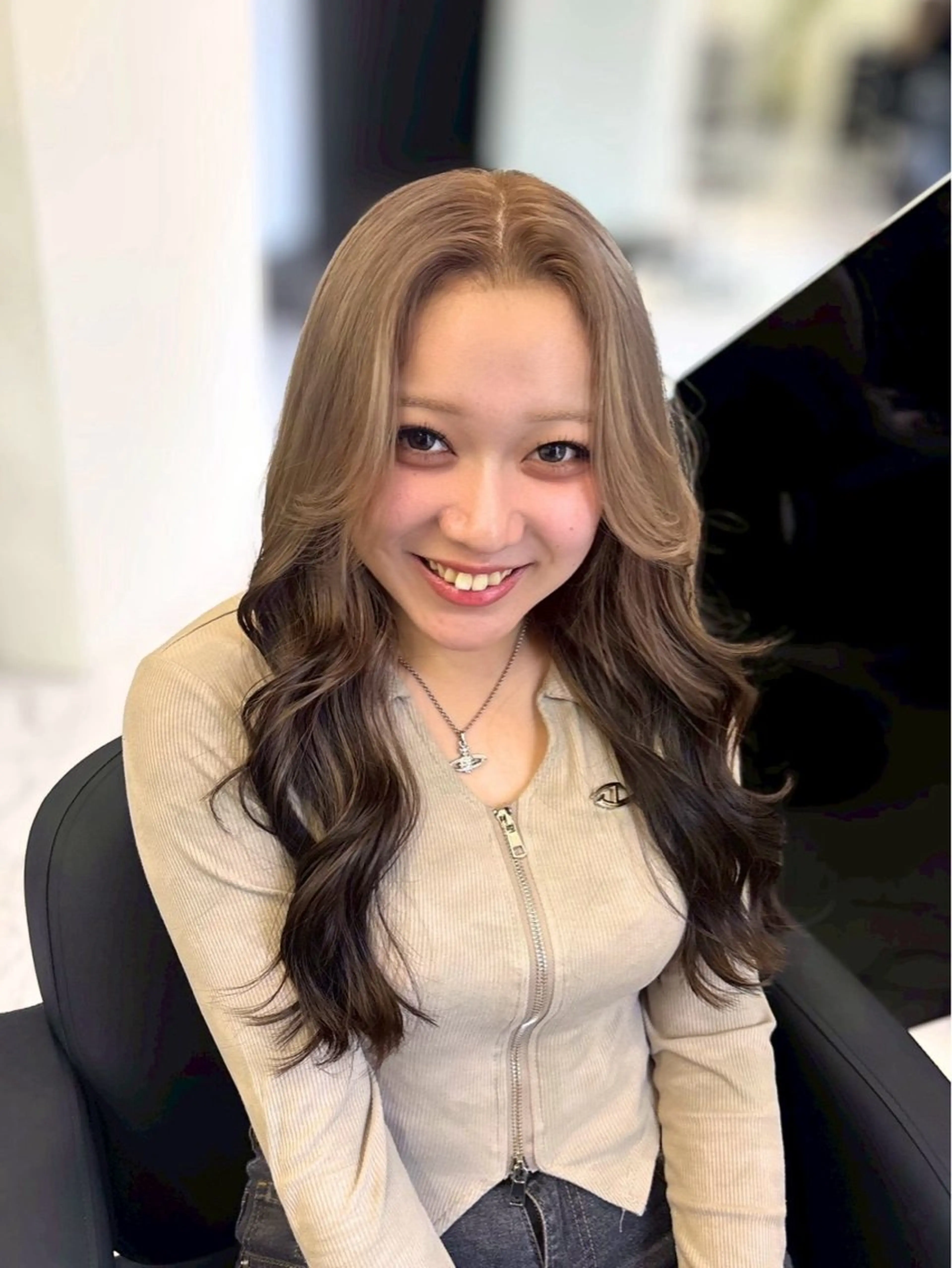 セミロング カラー ベージュカラー ブラウンカラー チョコレートブラウン ハイトーンカラー ミルクティーベージュ カット ヘアカラー momo/レイヤー /デザインカラーのヘアスタイル