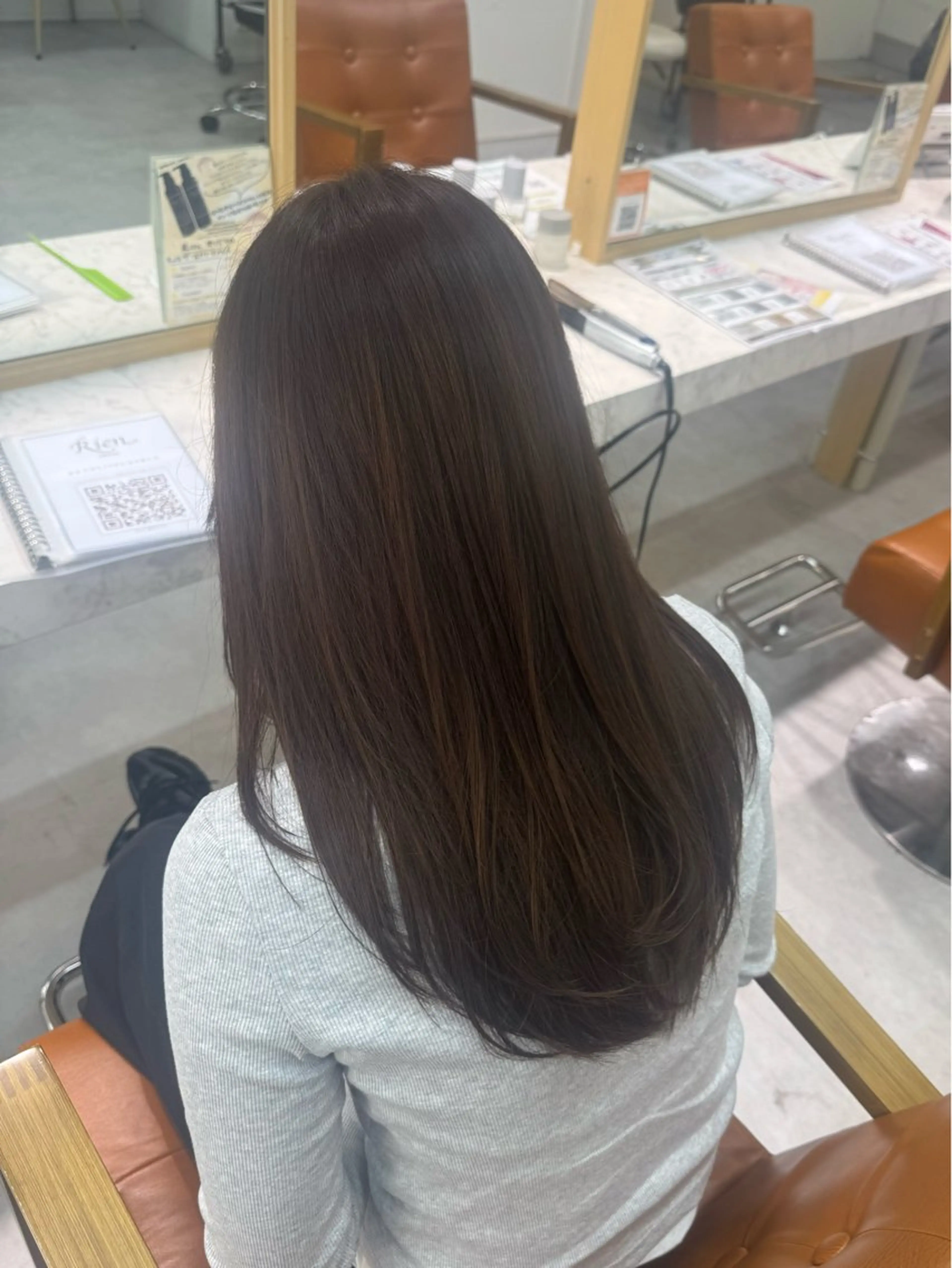 セミロング ブリーチなしWカラー / 野中悠那のヘアスタイル