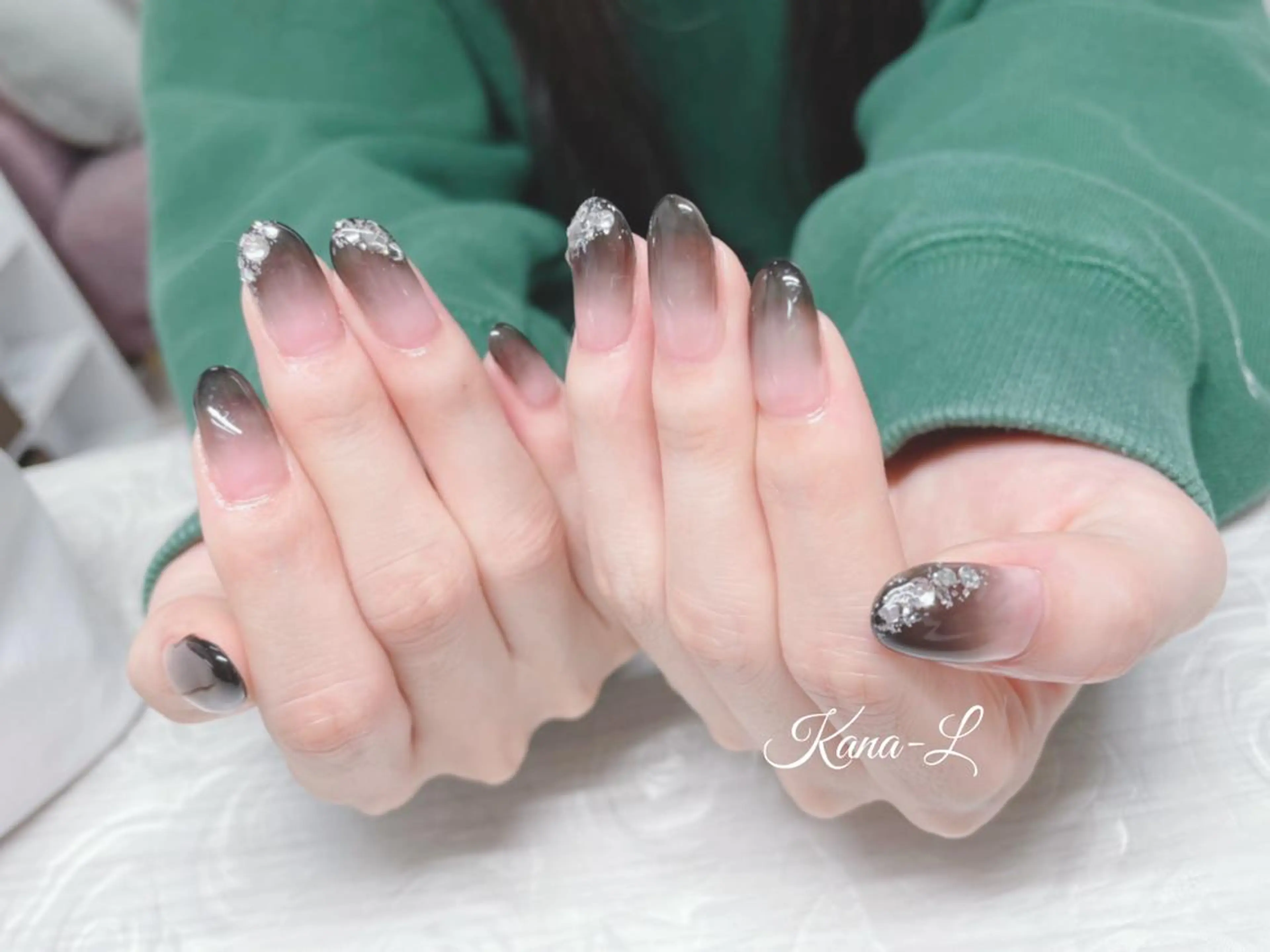 ネイル グラデーション ストーンネイル 芦辺 香奈のネイルデザイン